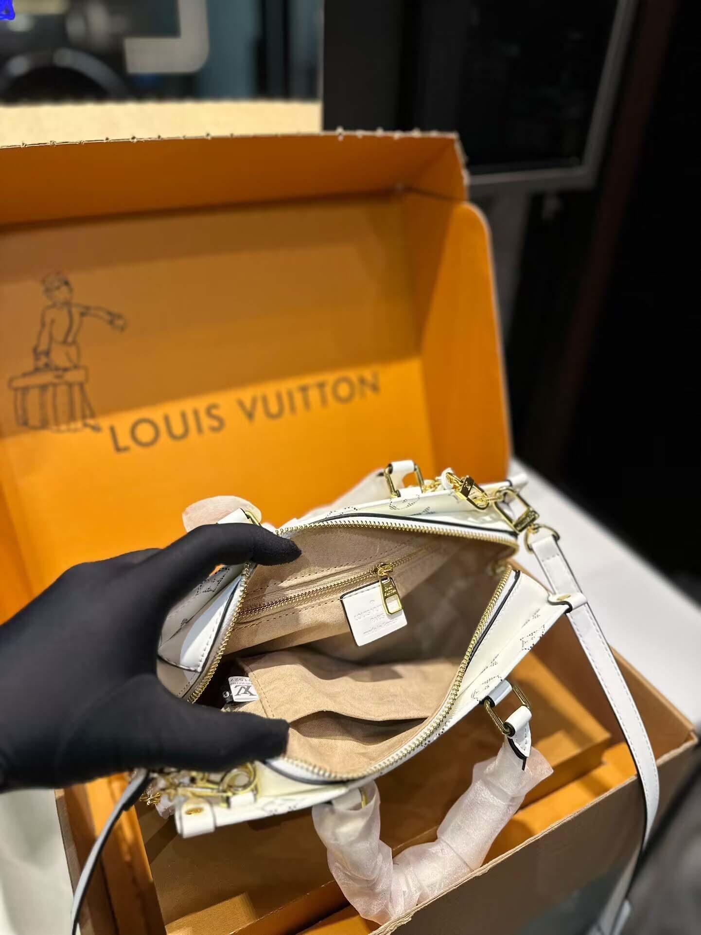 $57-LDN-329 LV gallery