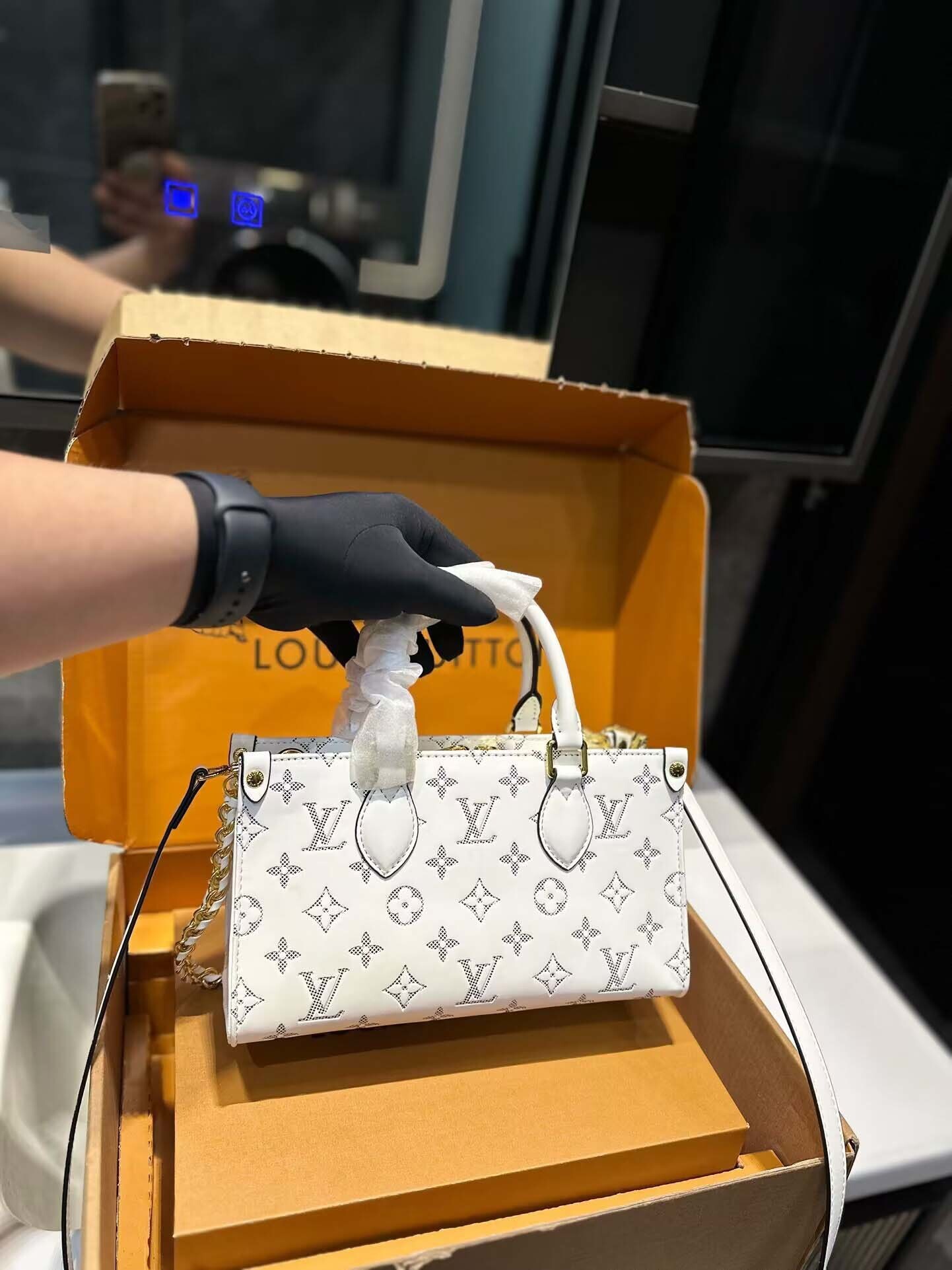 $57-LDN-329 LV gallery