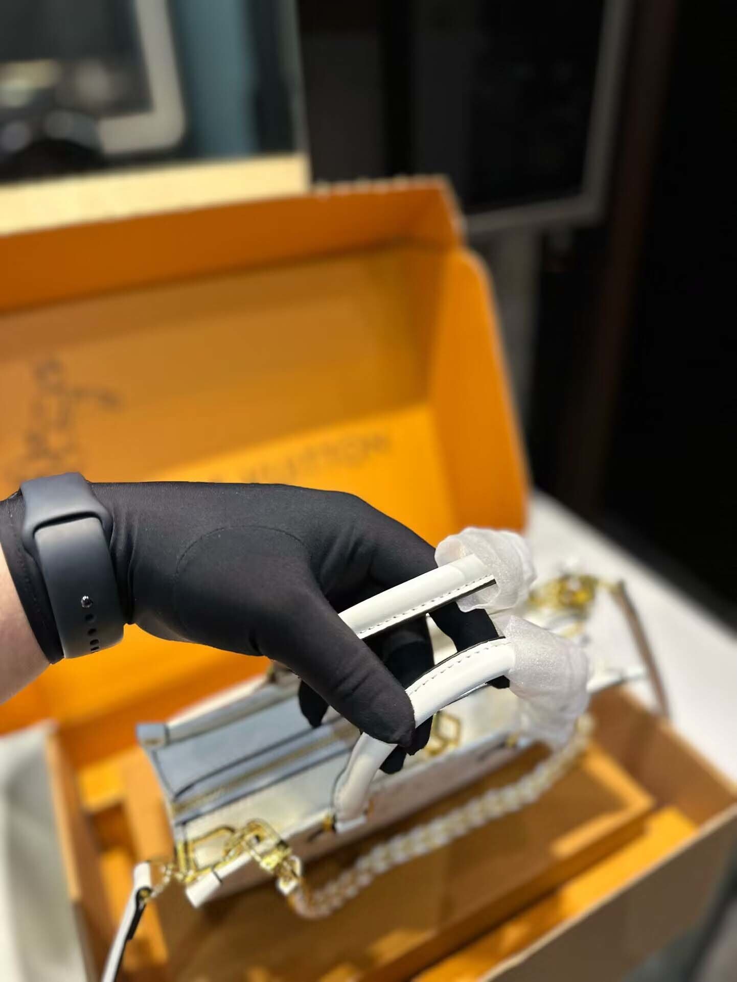 $57-LDN-329 LV gallery