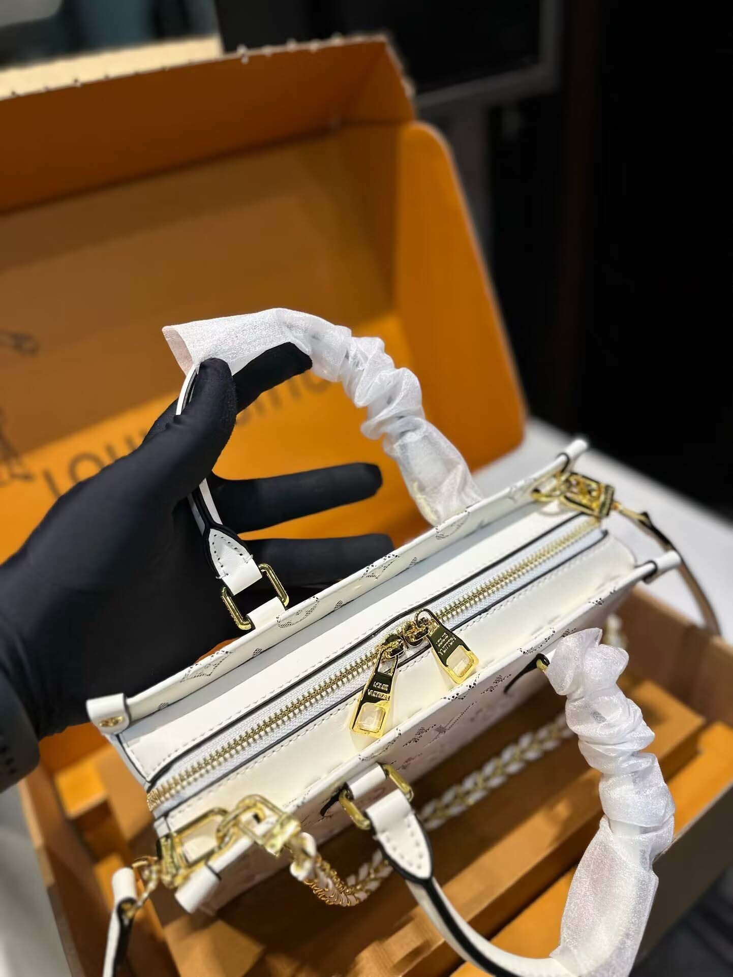 $57-LDN-329 LV gallery