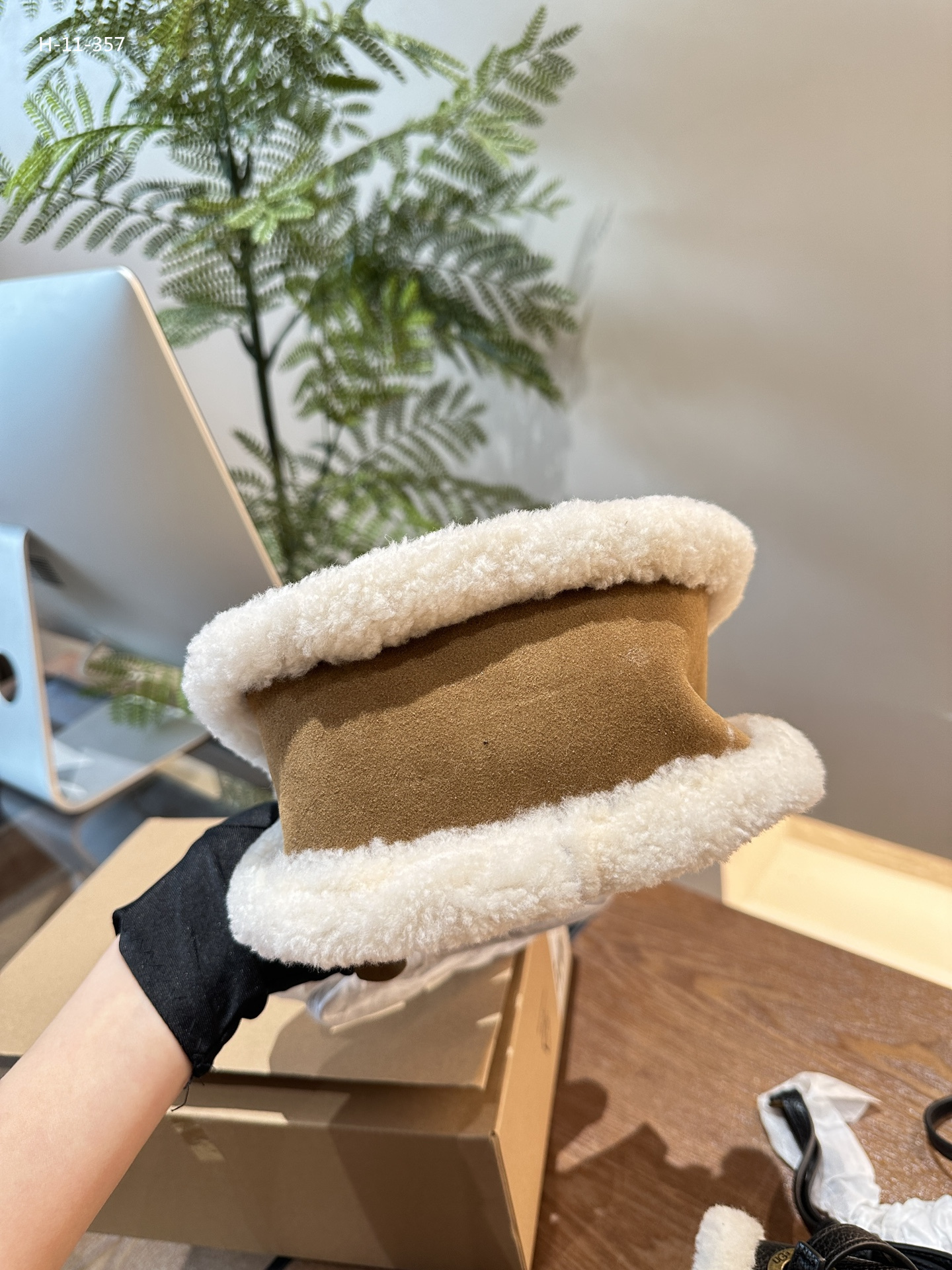 $58-LDN-681 UGG gallery