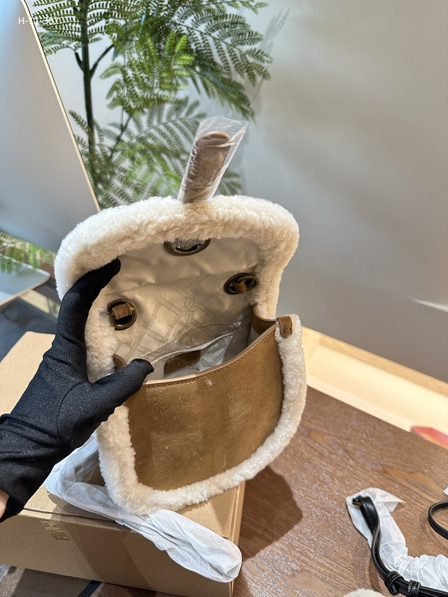 $58-LDN-681 UGG gallery