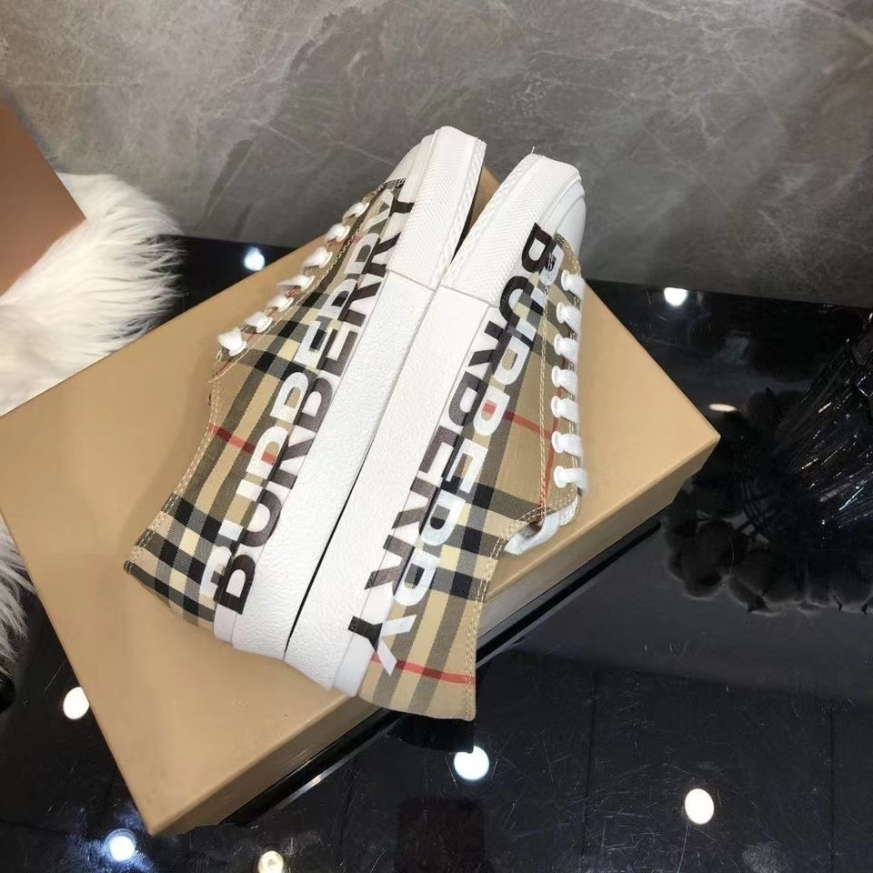 $58-LDN-684 BURBE gallery