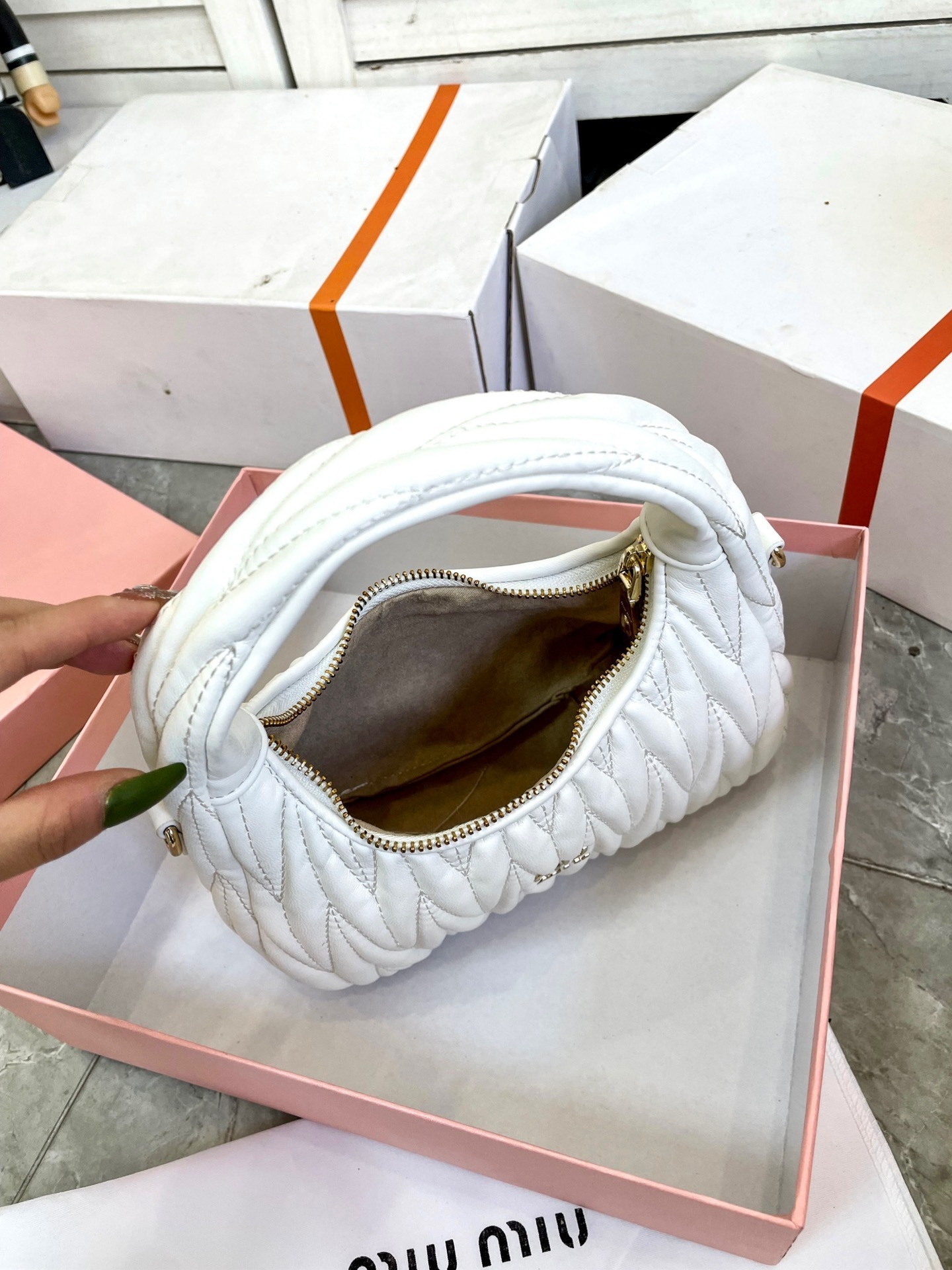 $59-LDN-532 MIU gallery