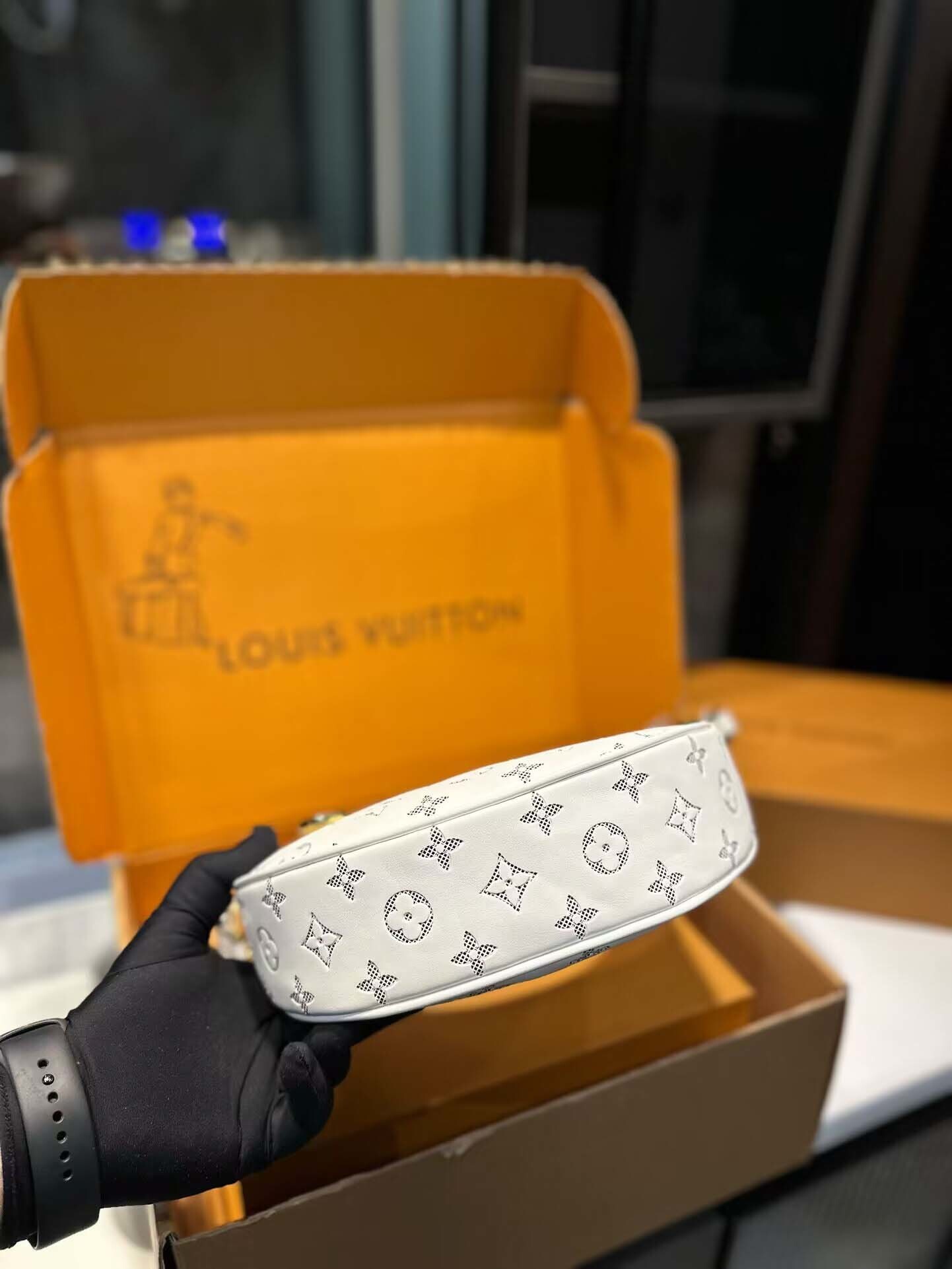 $60-LDN-328 LV gallery