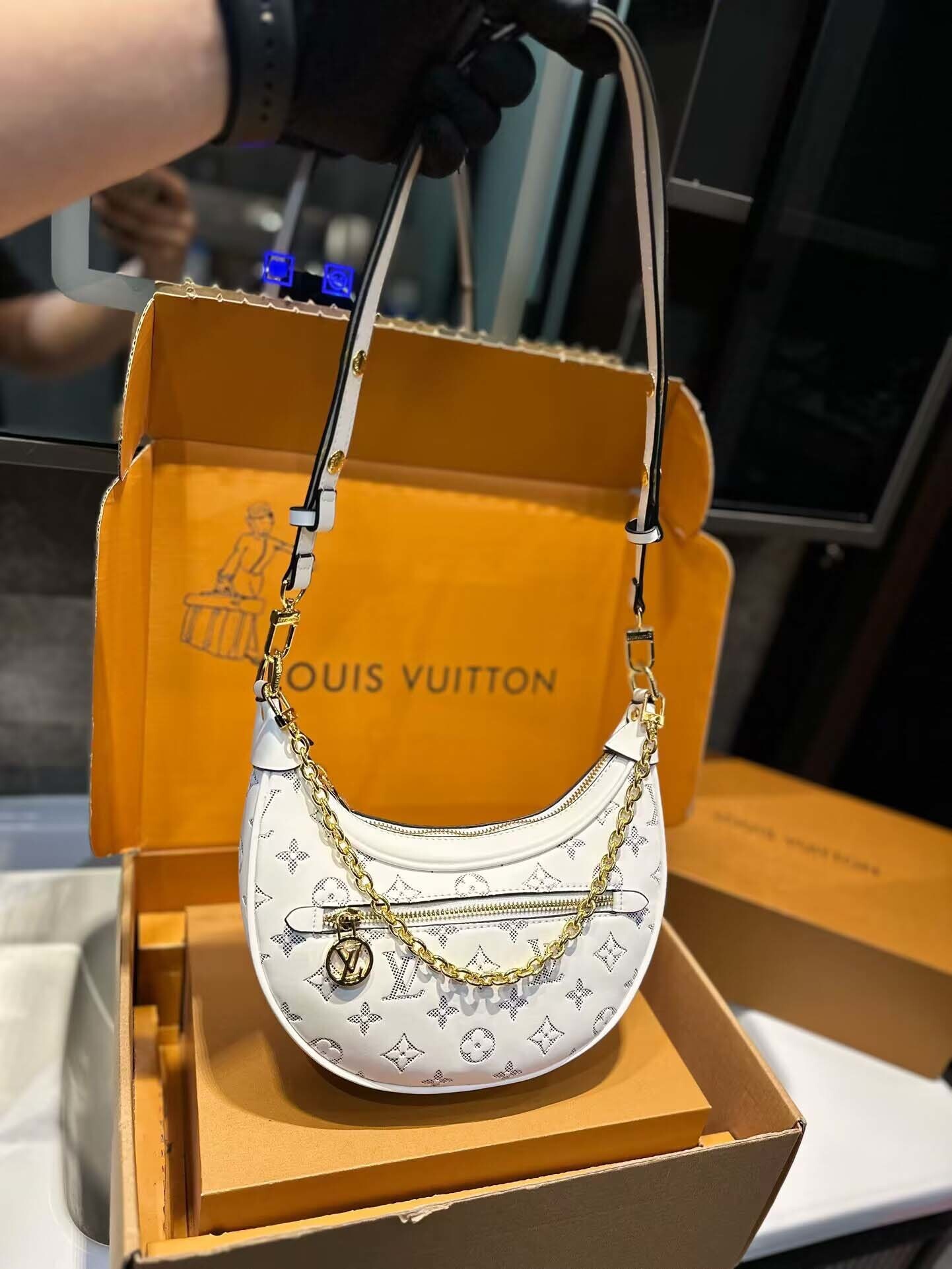 $60-LDN-328 LV gallery