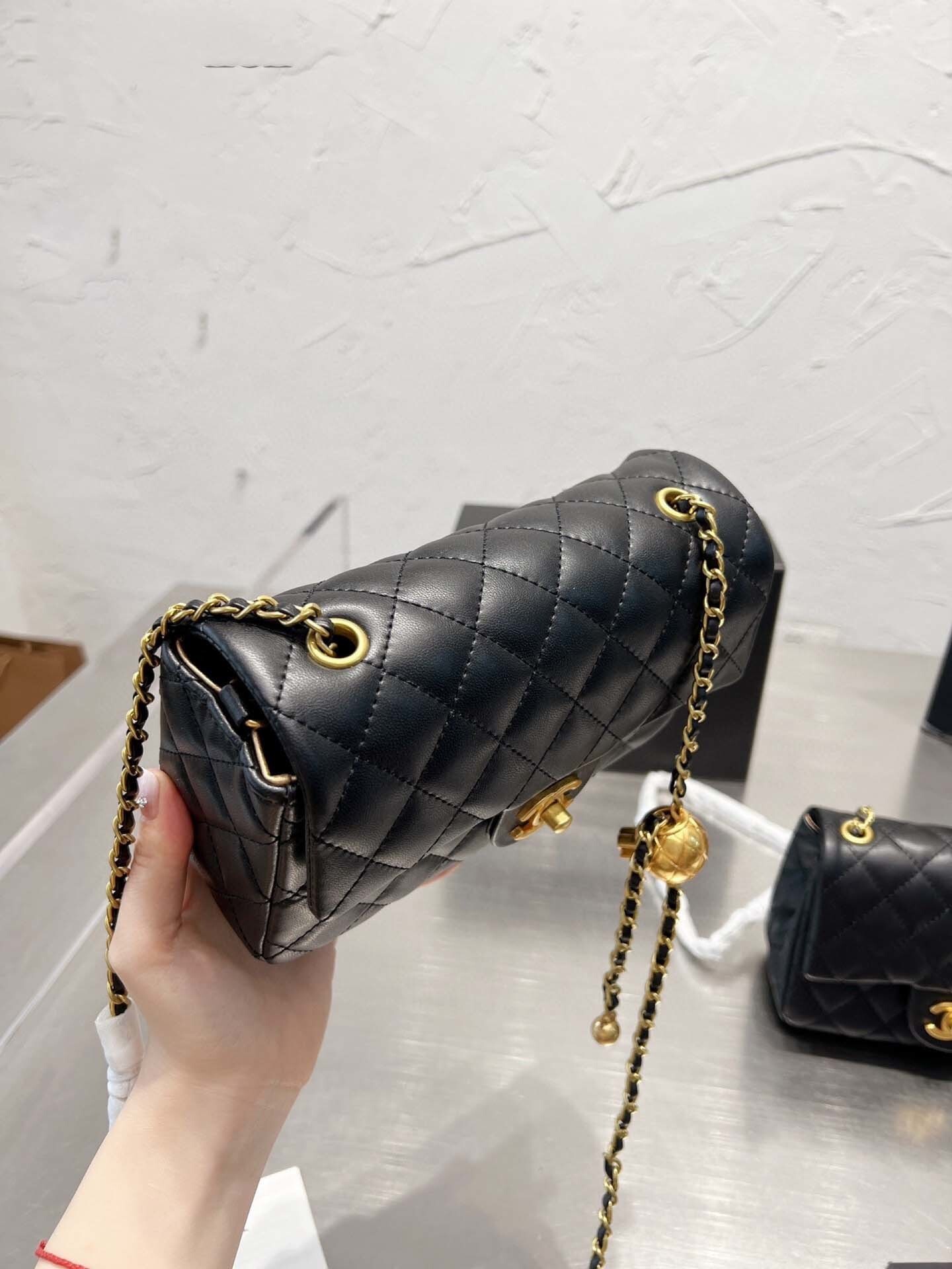 $60-LDN-354 CHA gallery