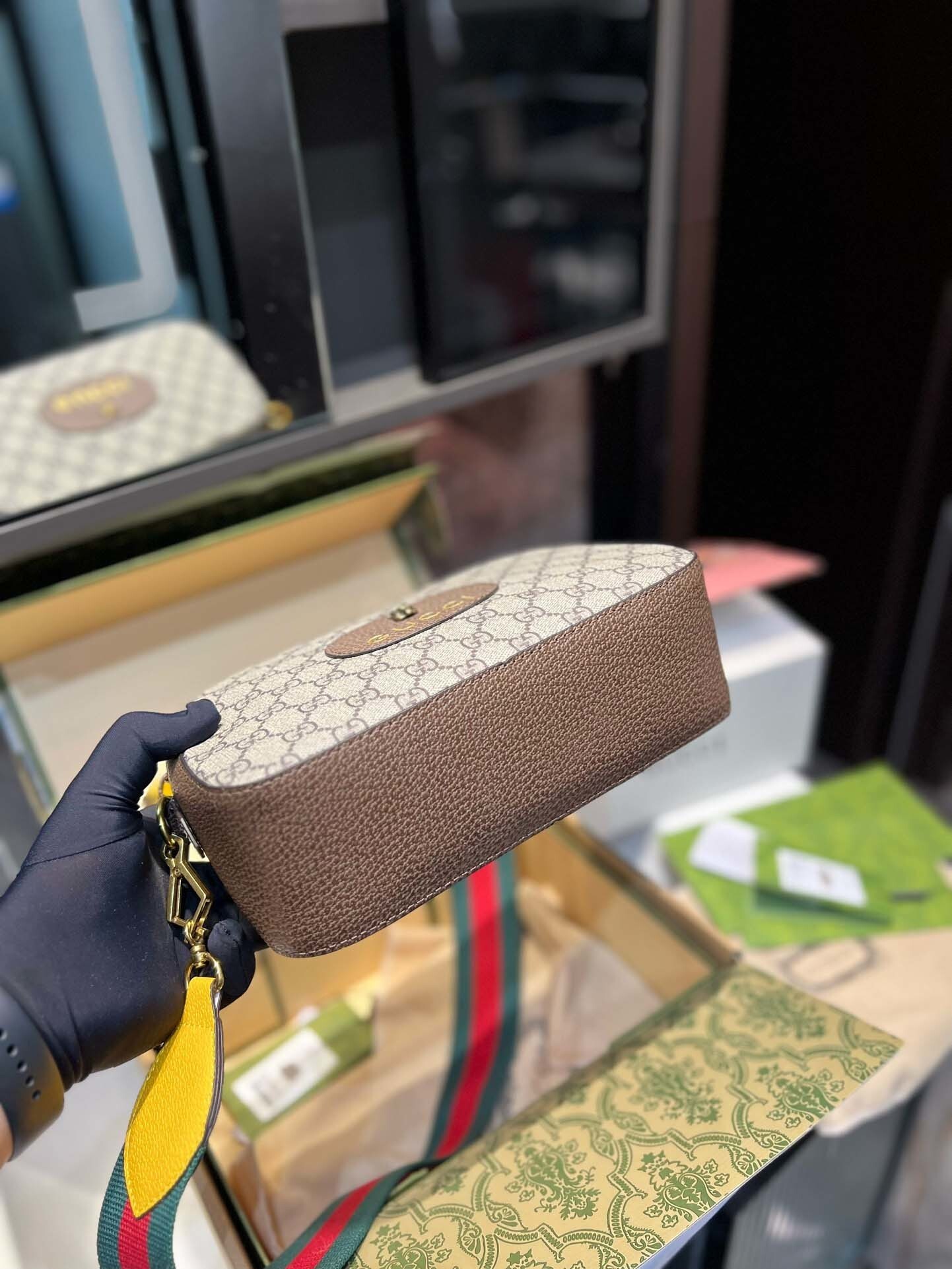 $62-LDN-228 GCI gallery