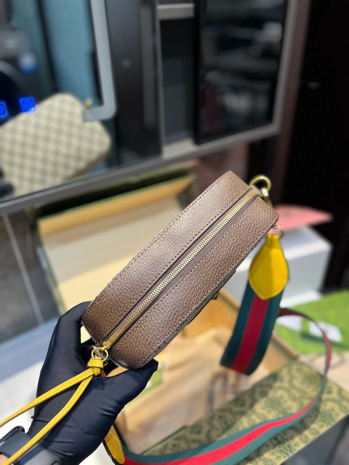 $62-LDN-228 GCI gallery