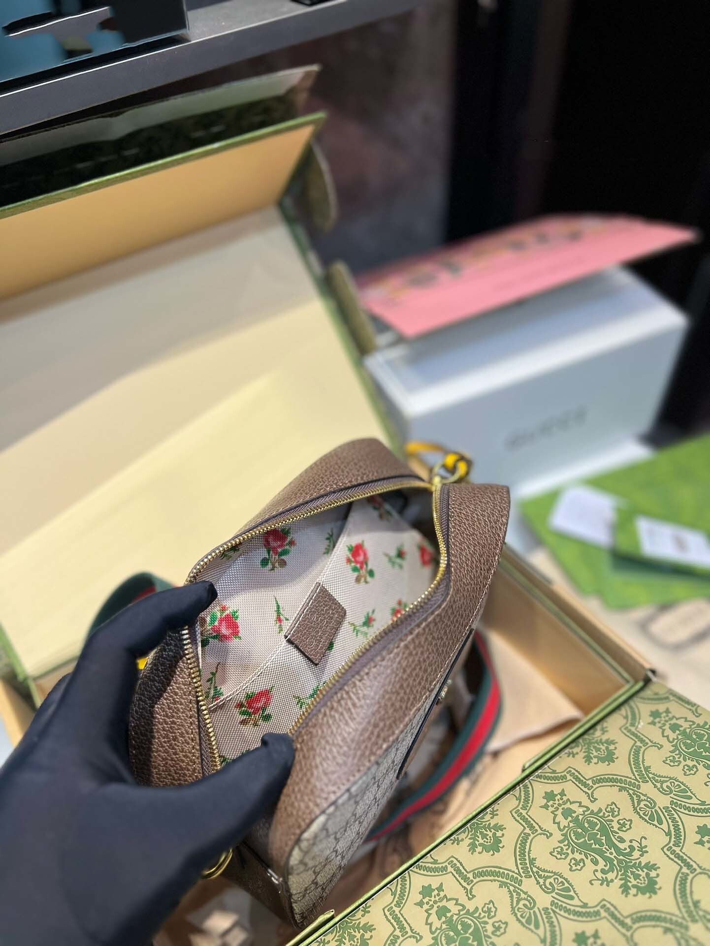 $62-LDN-228 GCI gallery