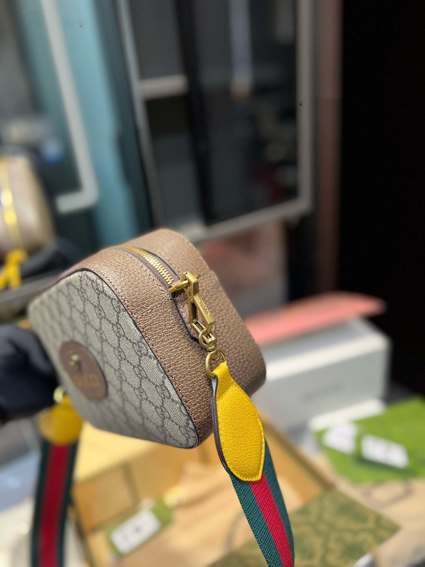 $62-LDN-228 GCI gallery