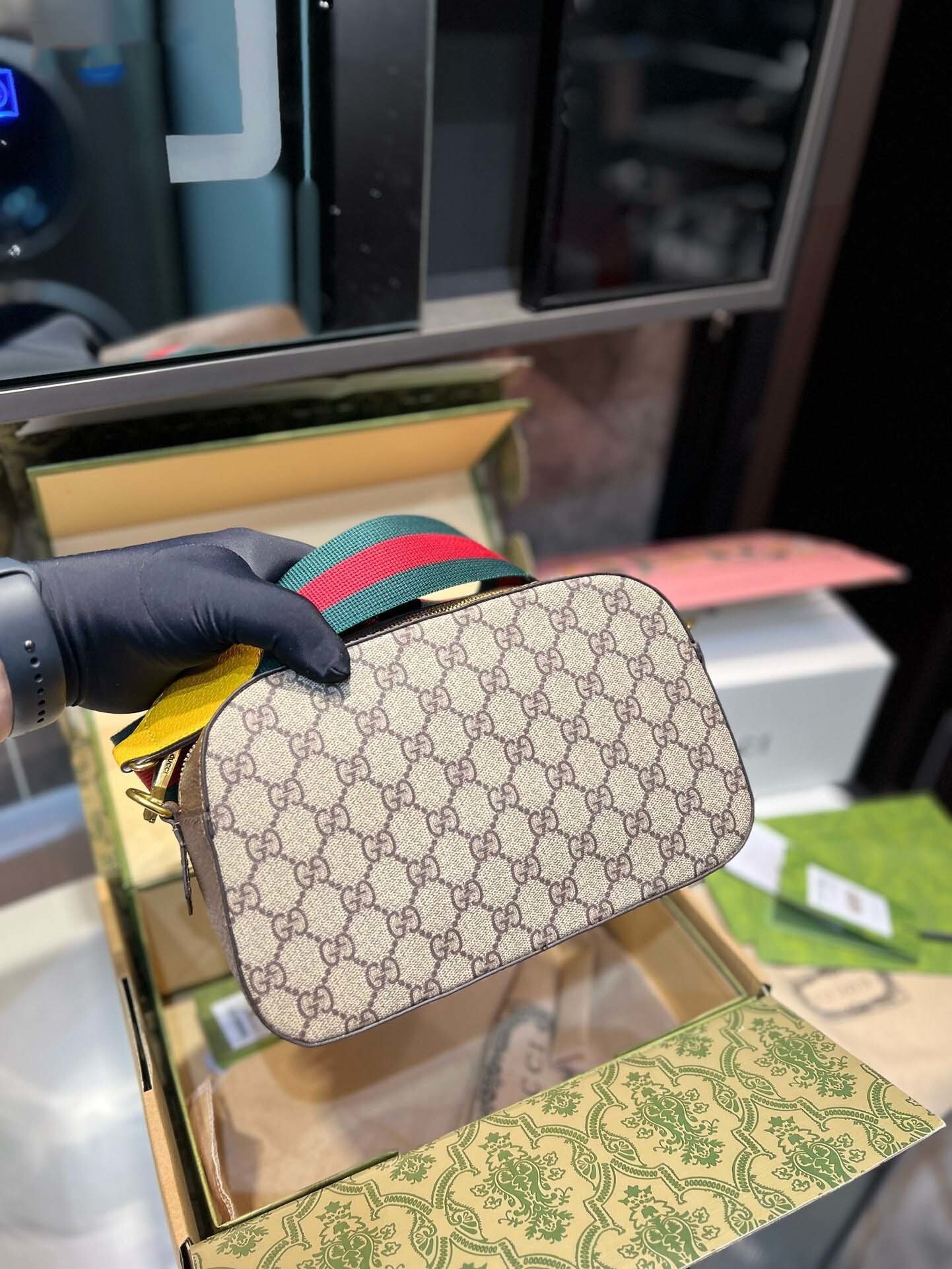 $62-LDN-228 GCI gallery