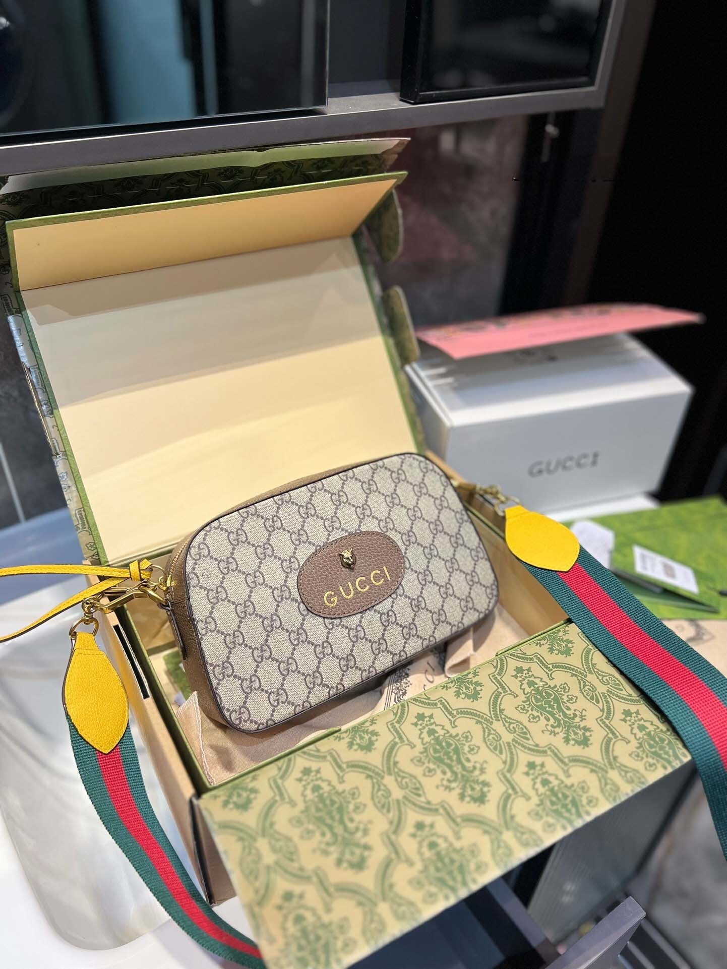 $62-LDN-228 GCI gallery