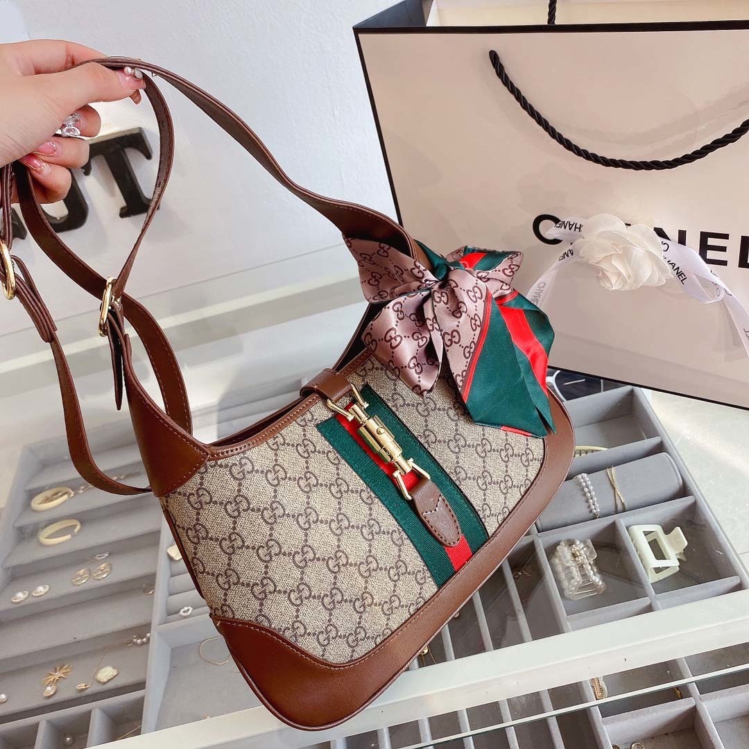 $62-LDN-229 GCI gallery