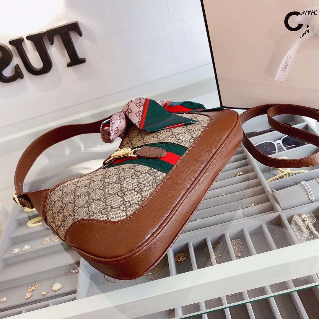 $62-LDN-229 GCI gallery