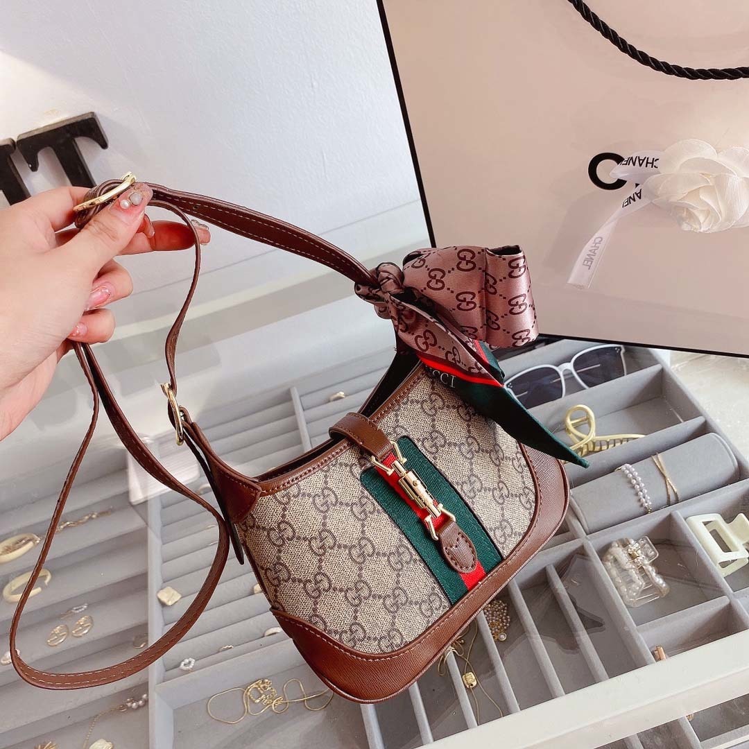 $62-LDN-229 GCI gallery