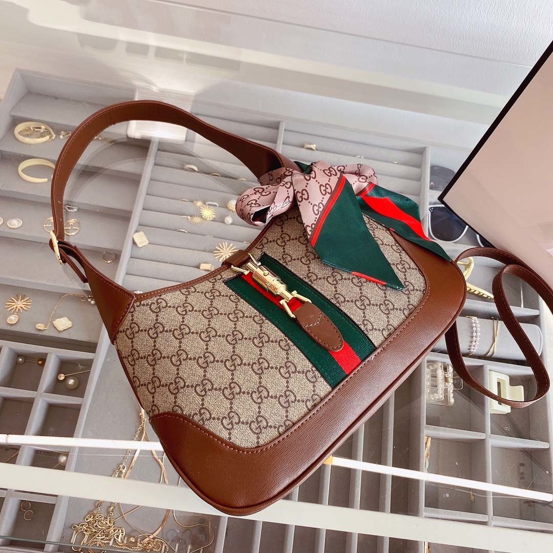 $62-LDN-229 GCI gallery