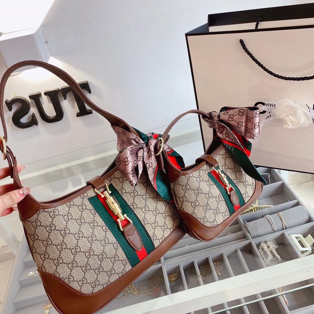 $62-LDN-229 GCI gallery