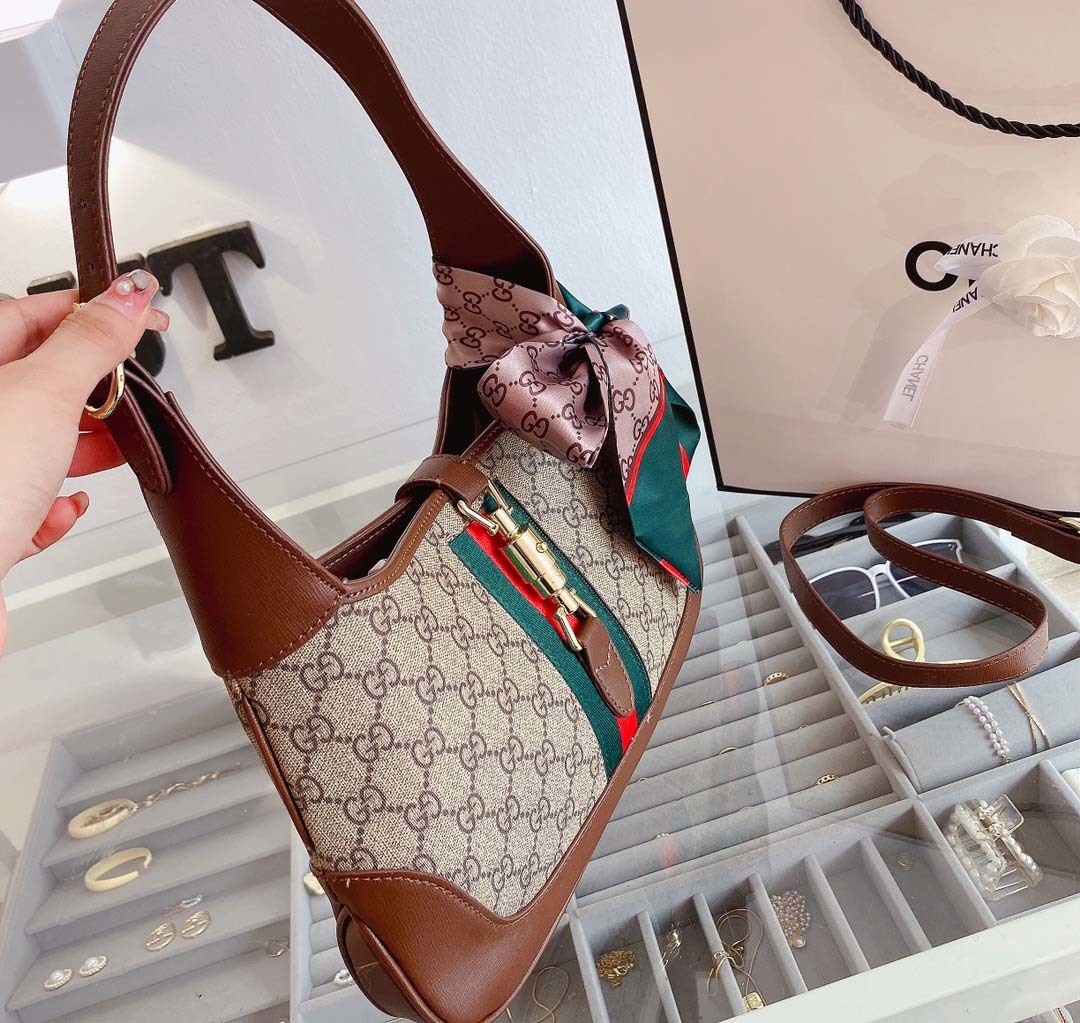 $62-LDN-229 GCI gallery