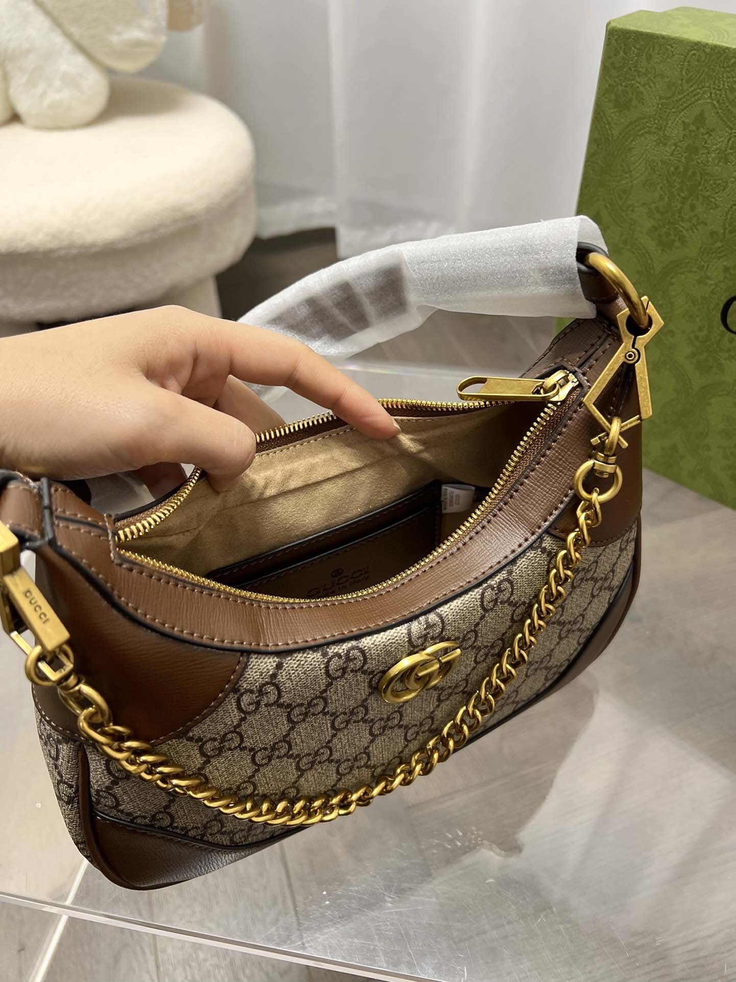 $62-LDN-237 GCI gallery