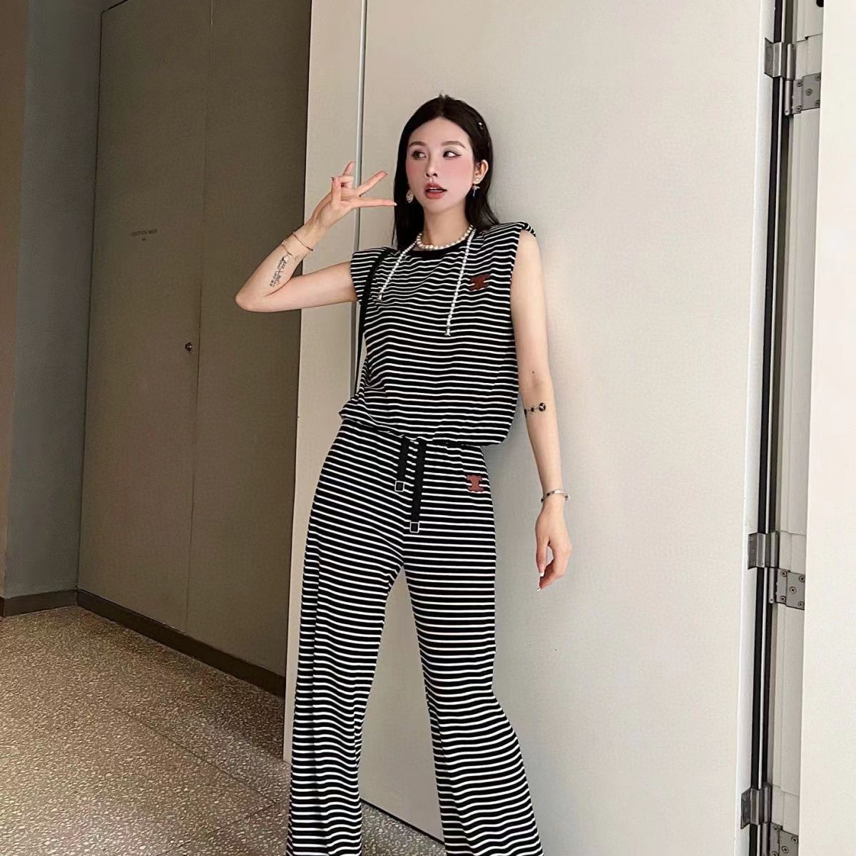 $62-LDN-572 CEL gallery