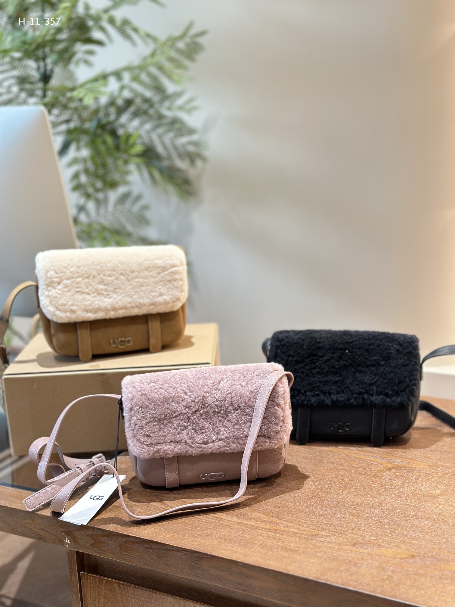 $63-LDN-682 UGG gallery