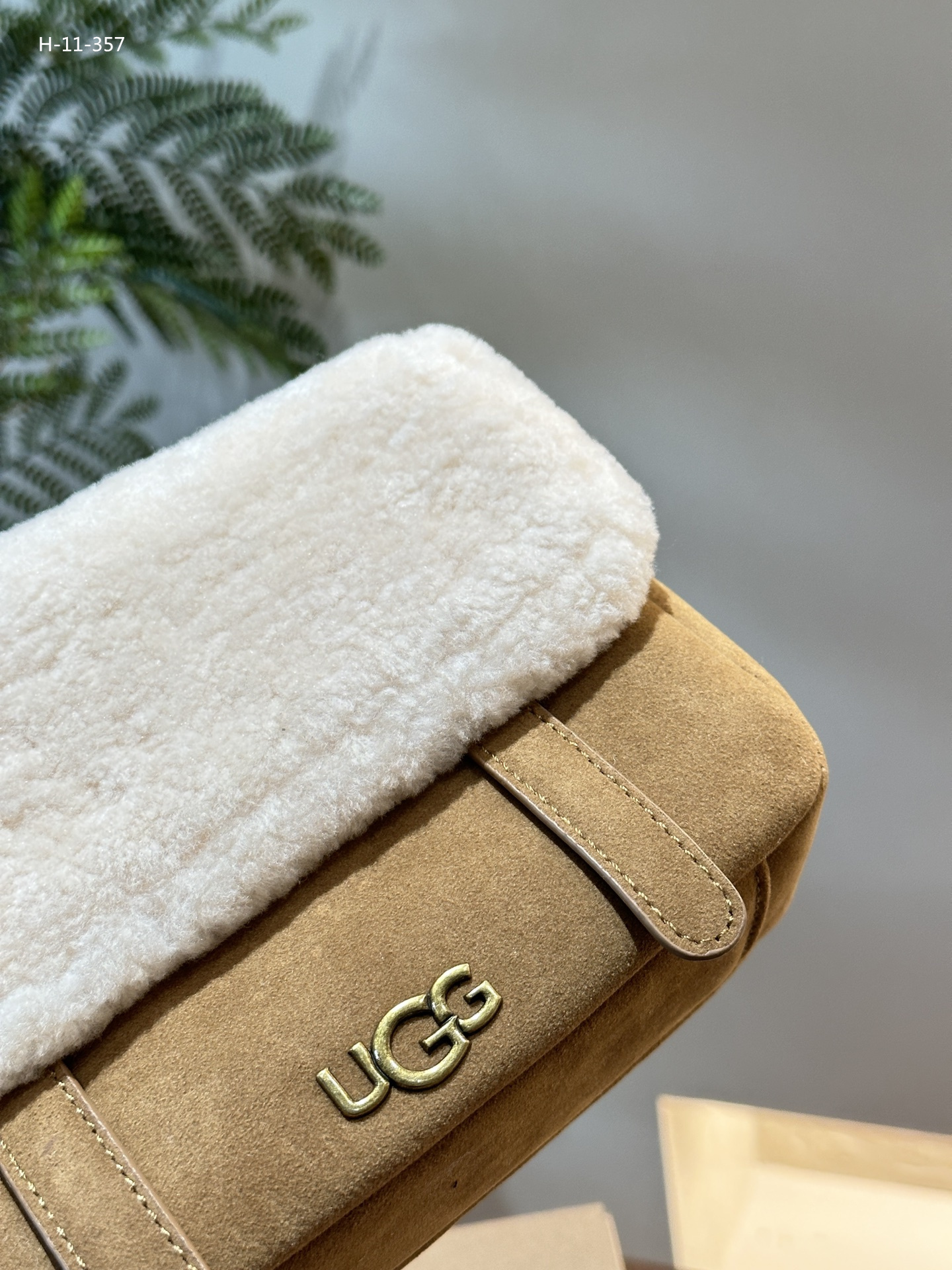 $63-LDN-682 UGG gallery