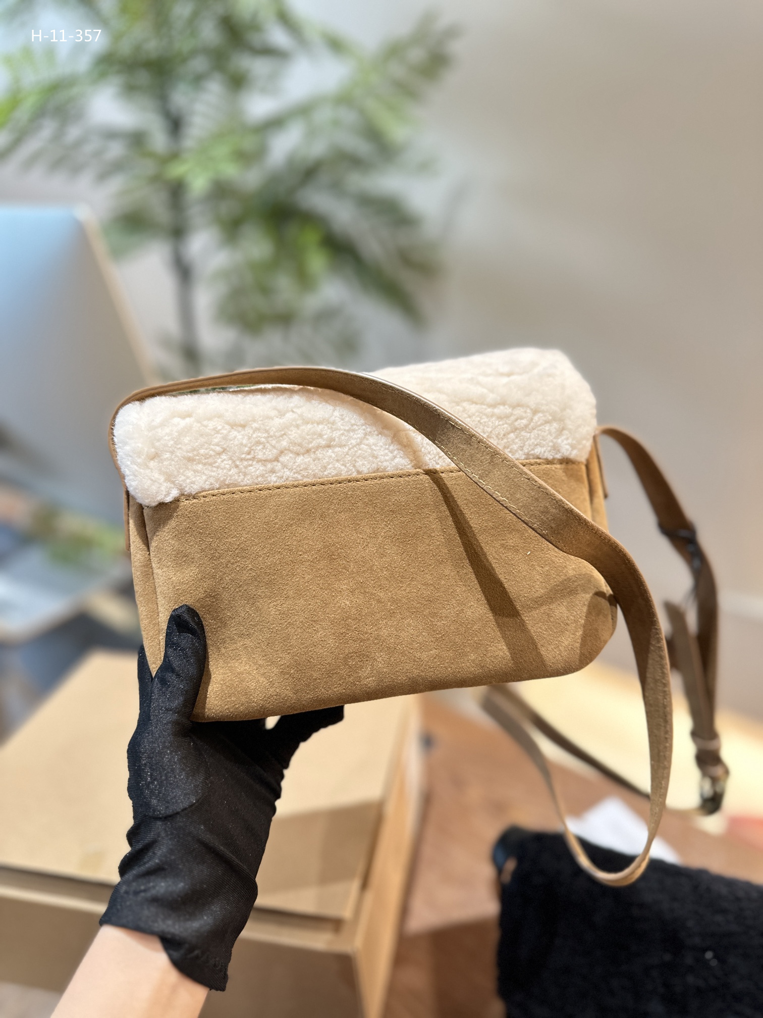 $63-LDN-682 UGG gallery