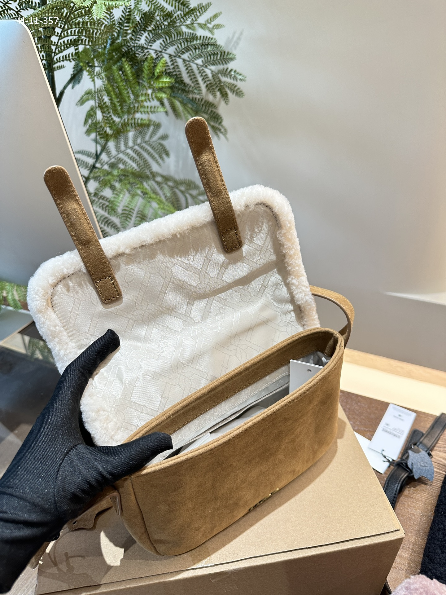 $63-LDN-682 UGG gallery