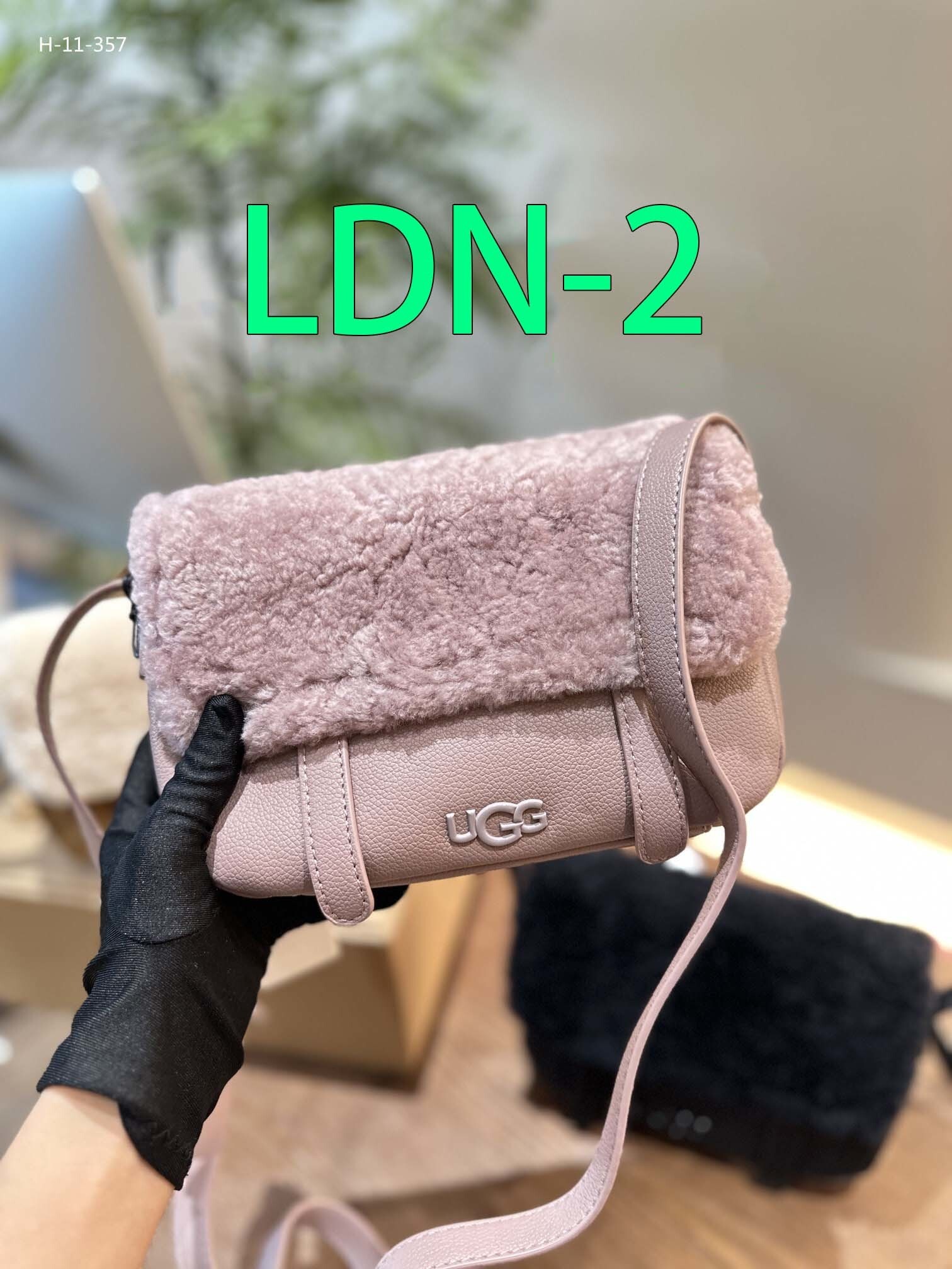 $63-LDN-682 UGG gallery