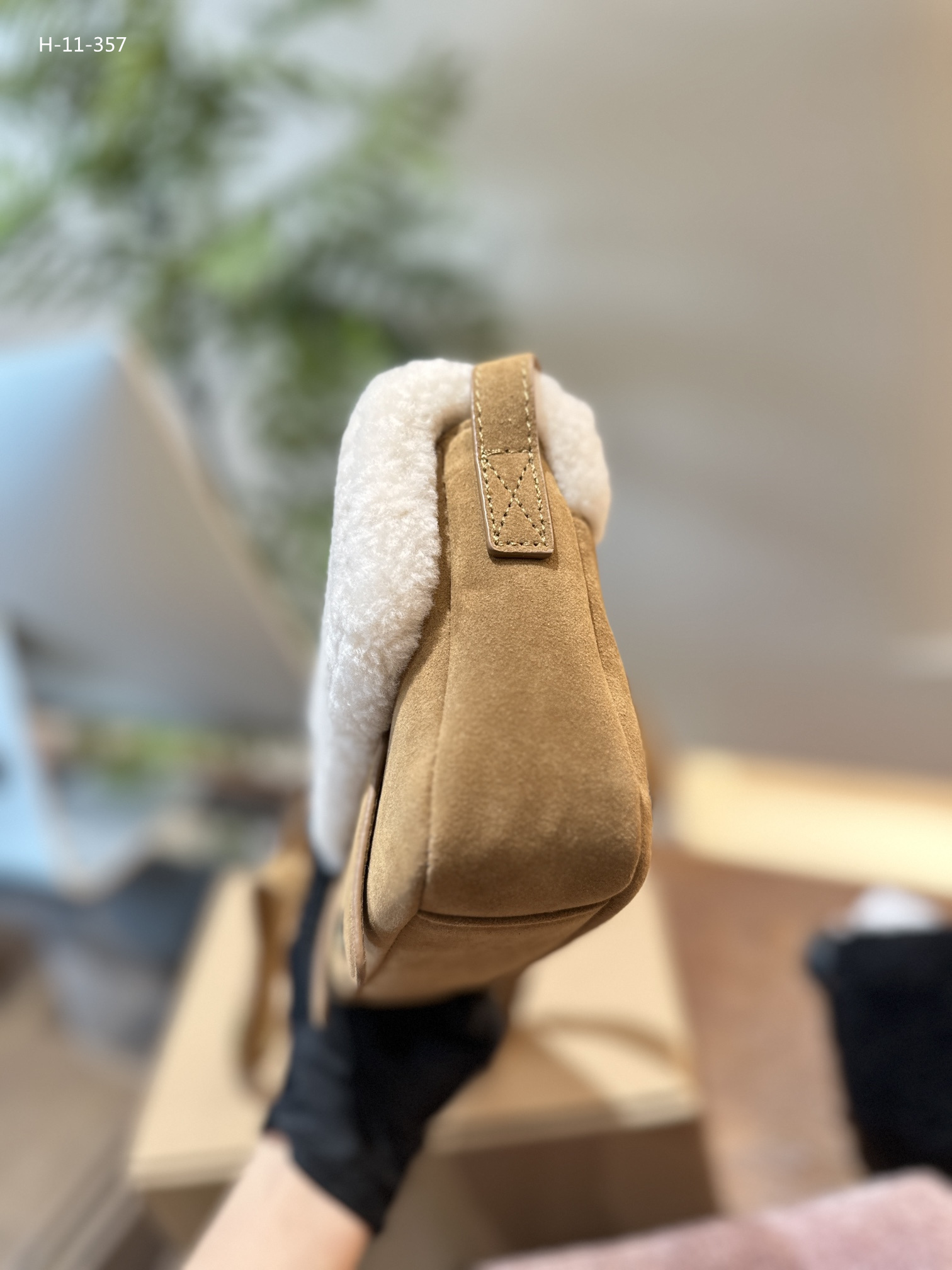 $63-LDN-682 UGG gallery