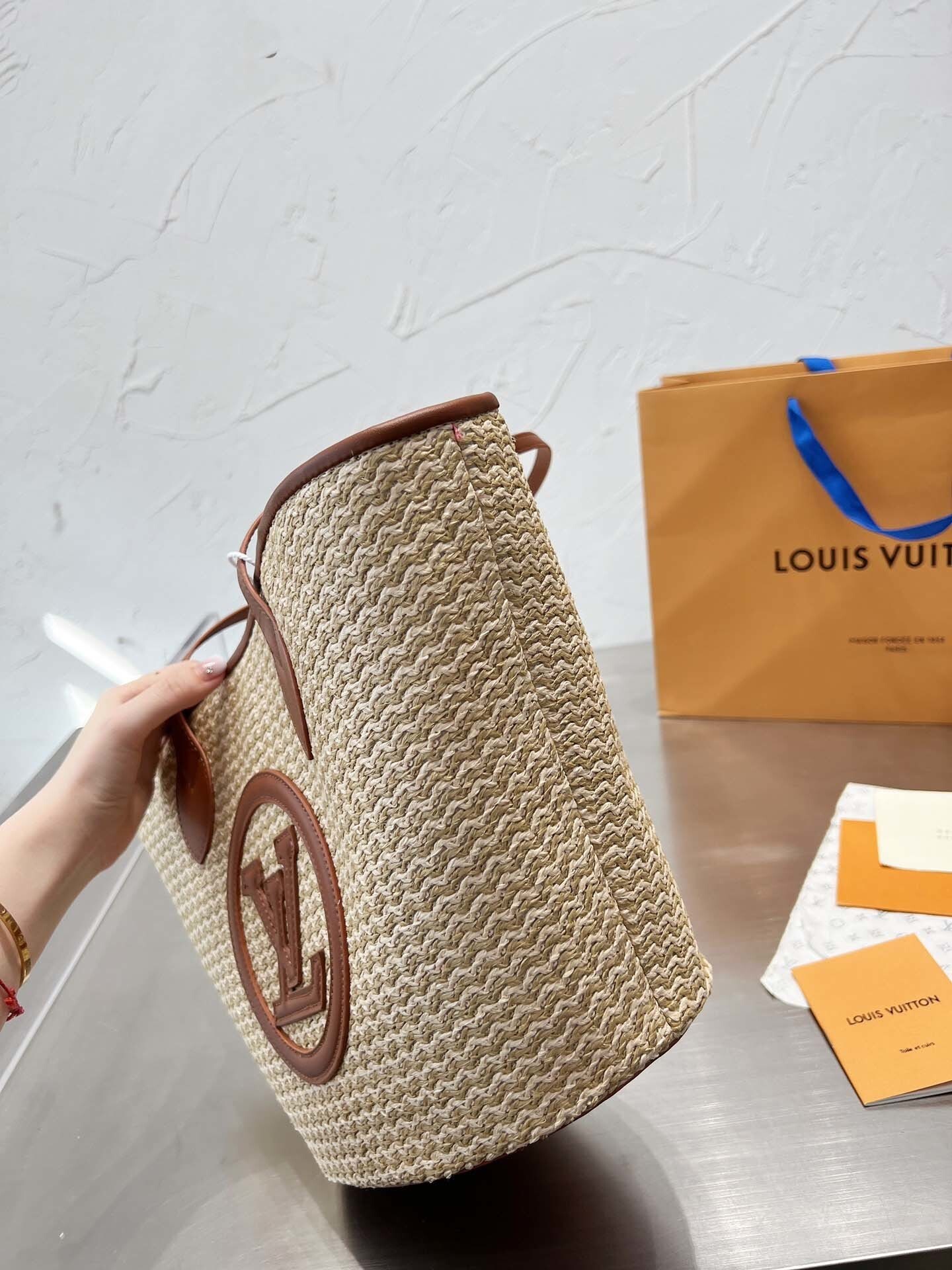 $64-LDN-317 LV gallery