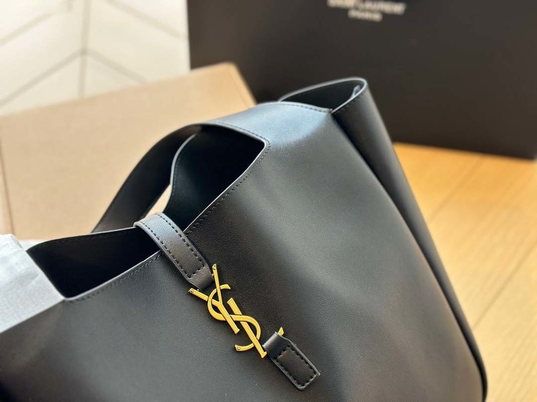 $64-LDN-384 YSL gallery