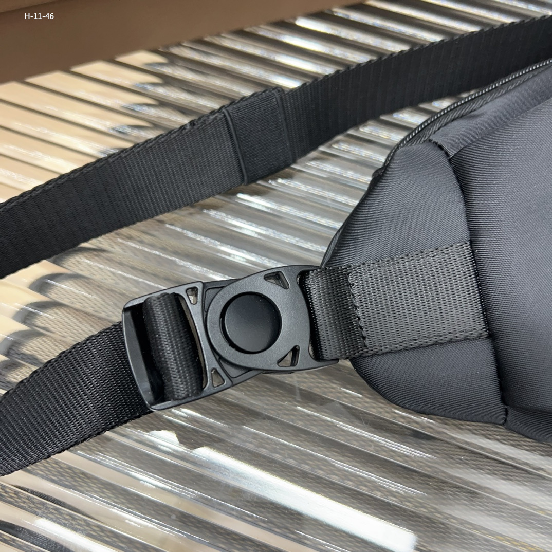 $64-LDN-699 BURBE gallery