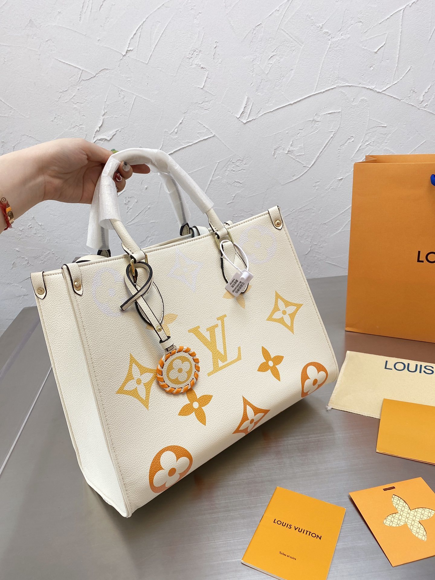 $65-LDN-310 LV gallery