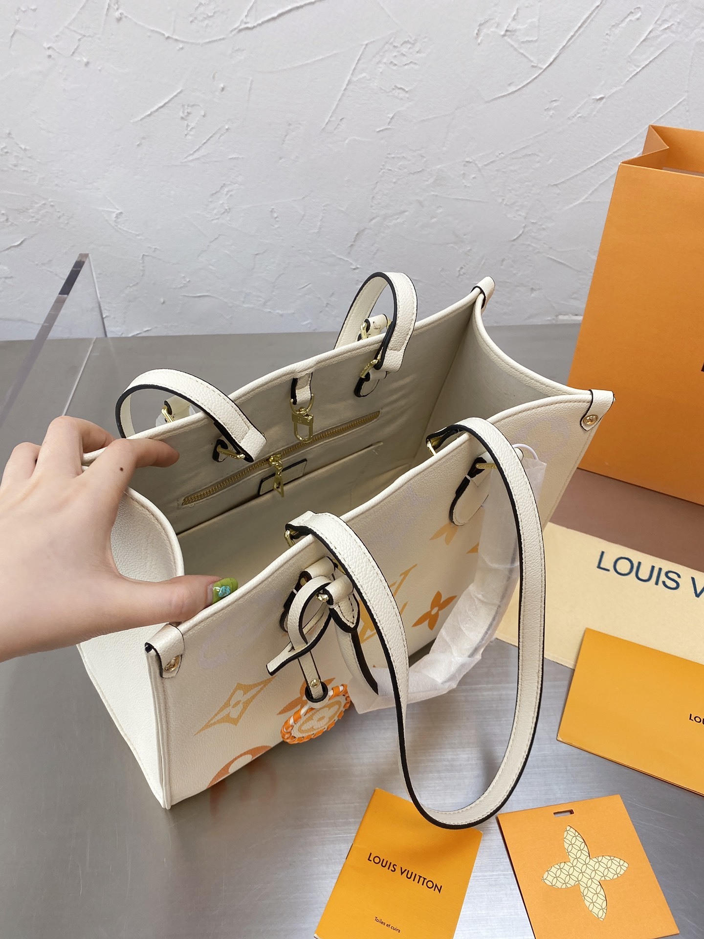 $65-LDN-310 LV gallery