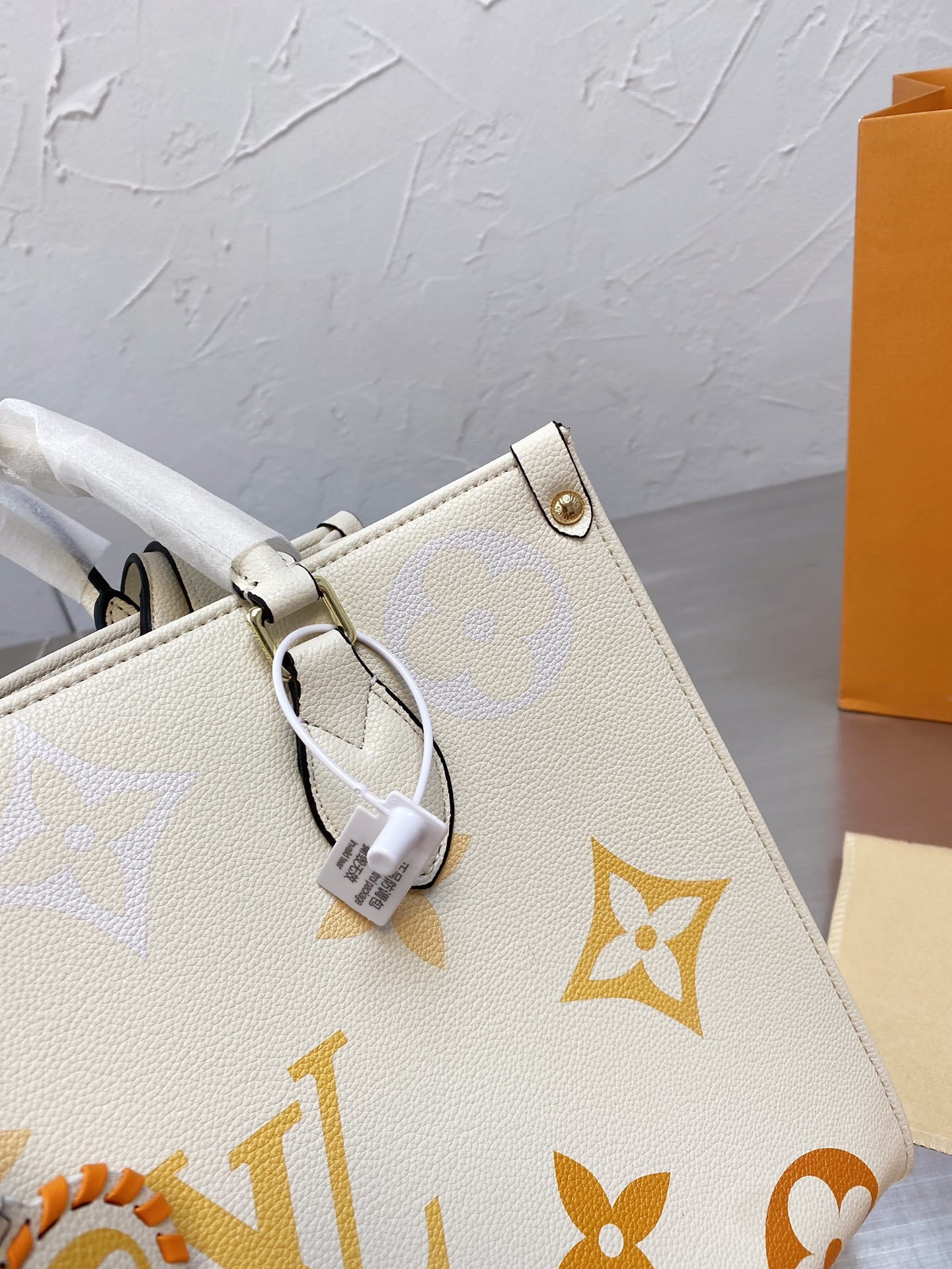 $65-LDN-310 LV gallery