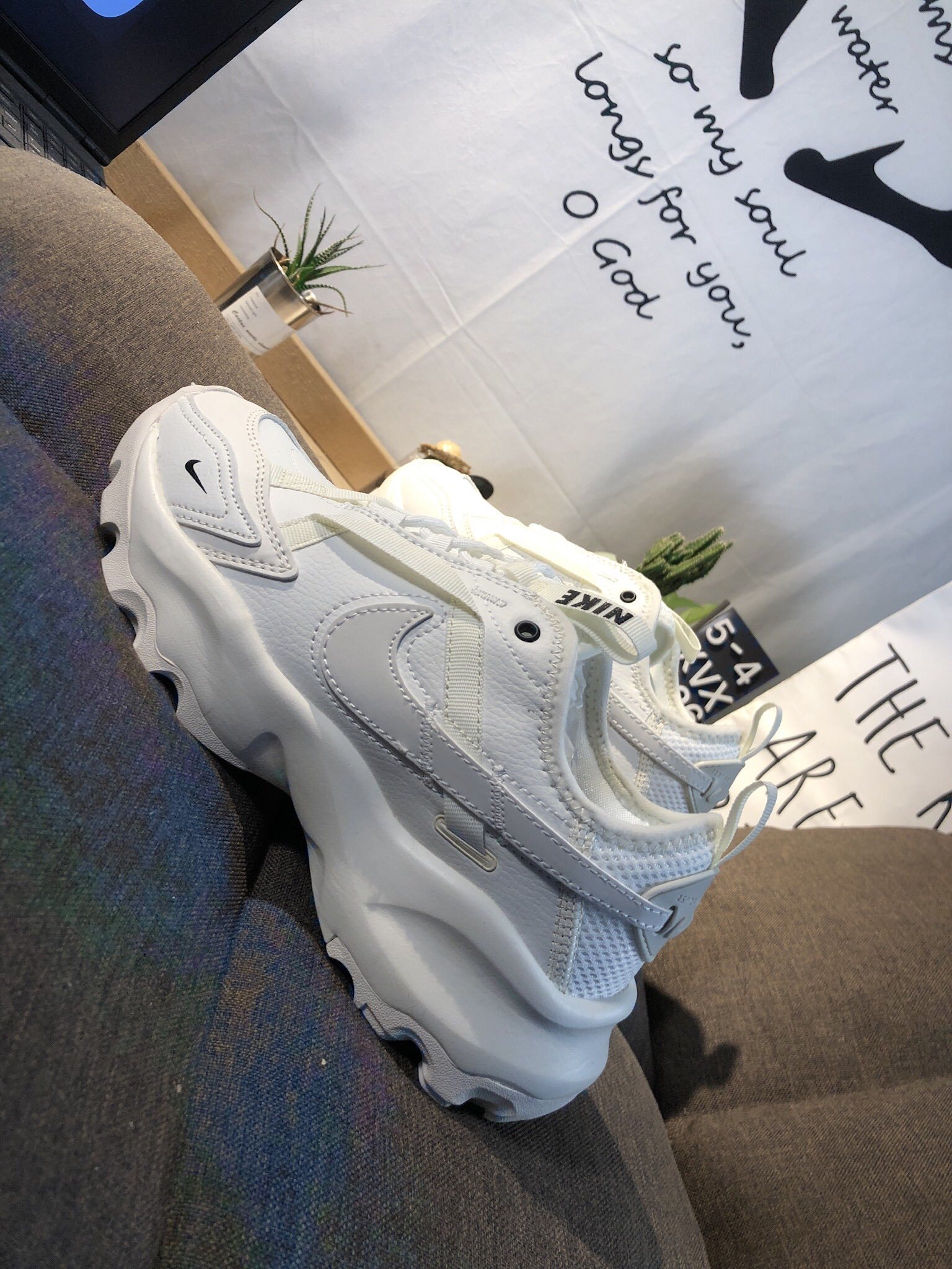 $69-LDN-168 NK gallery