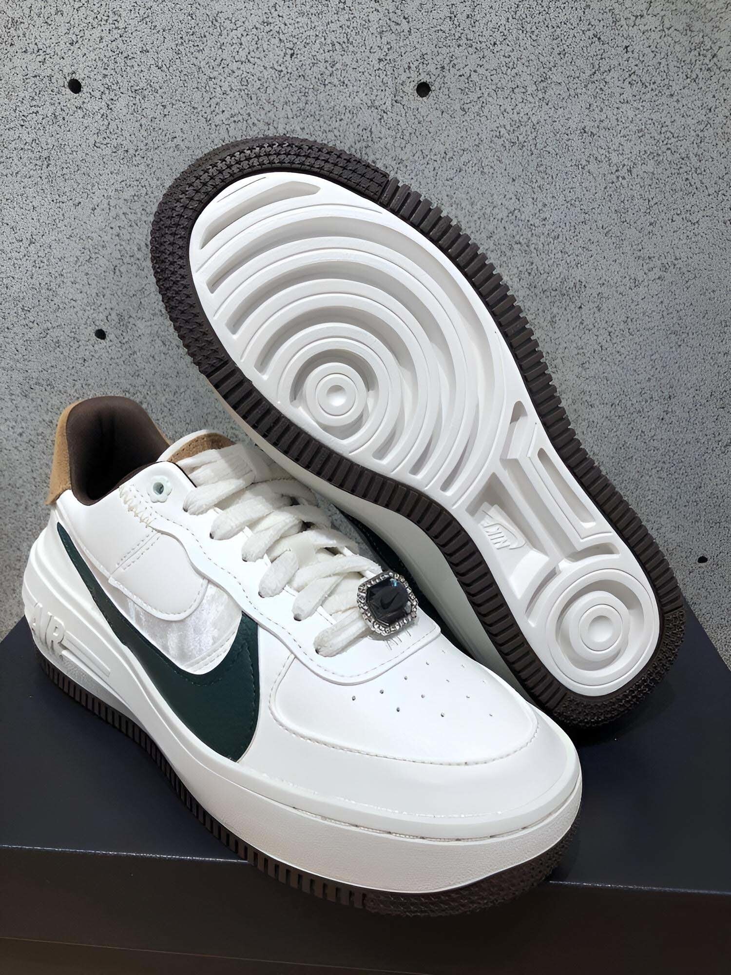 $70-LDN-165 NK gallery