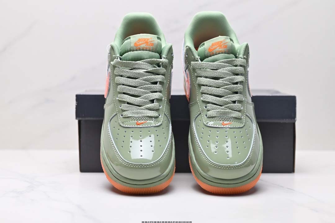 $70-LDN-179 NK gallery