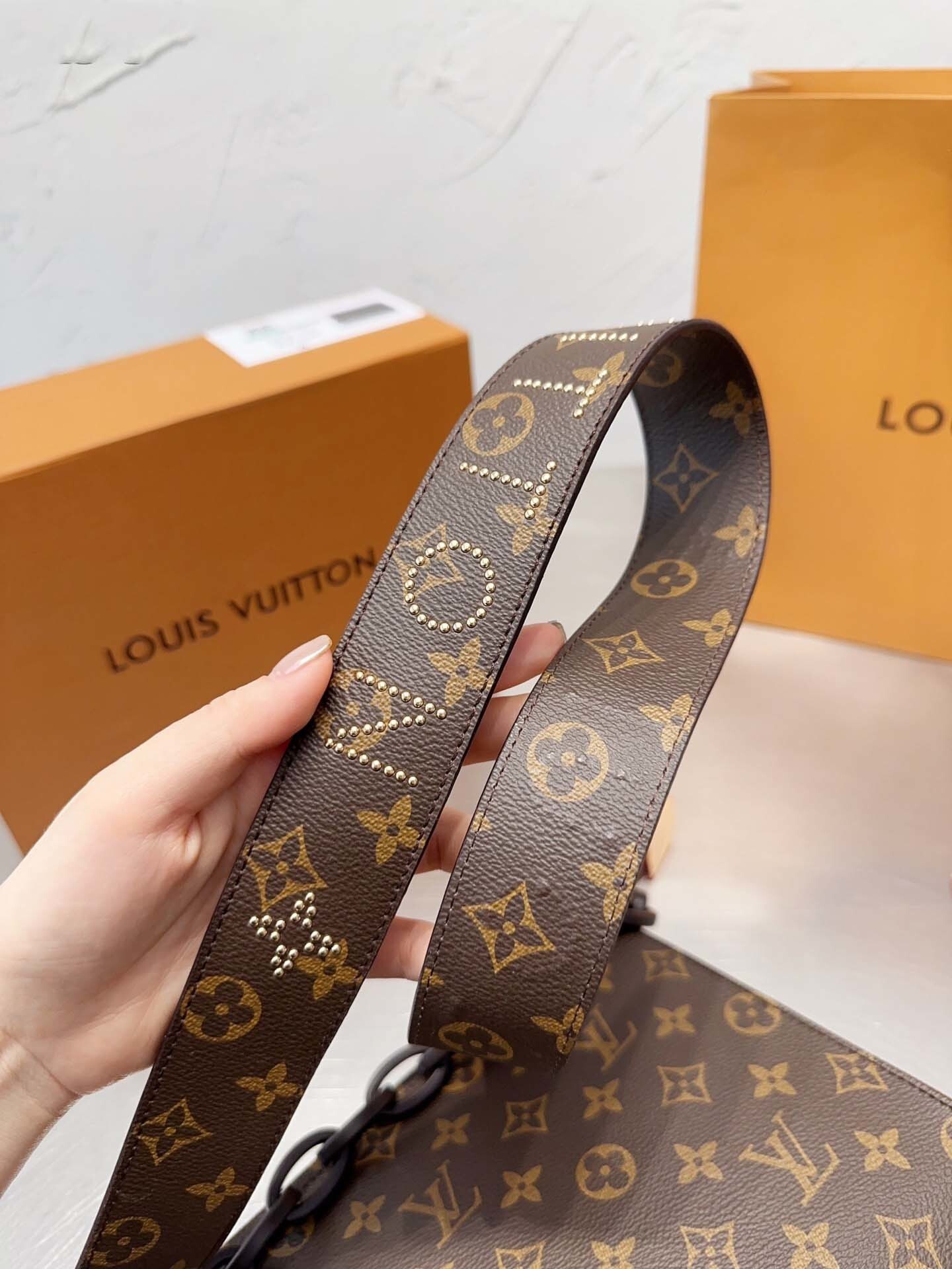 $70-LDN-318 LV gallery