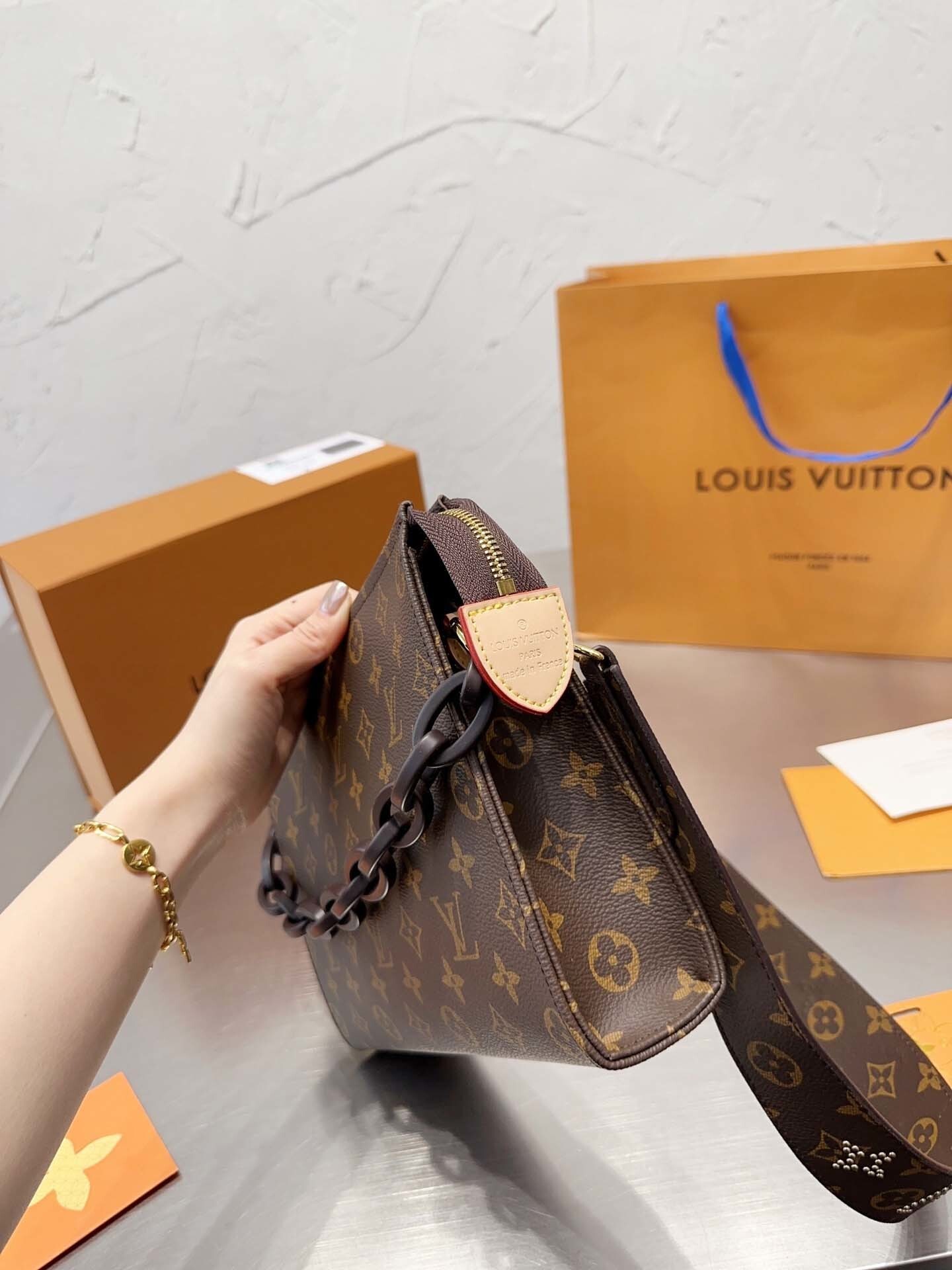 $70-LDN-318 LV gallery