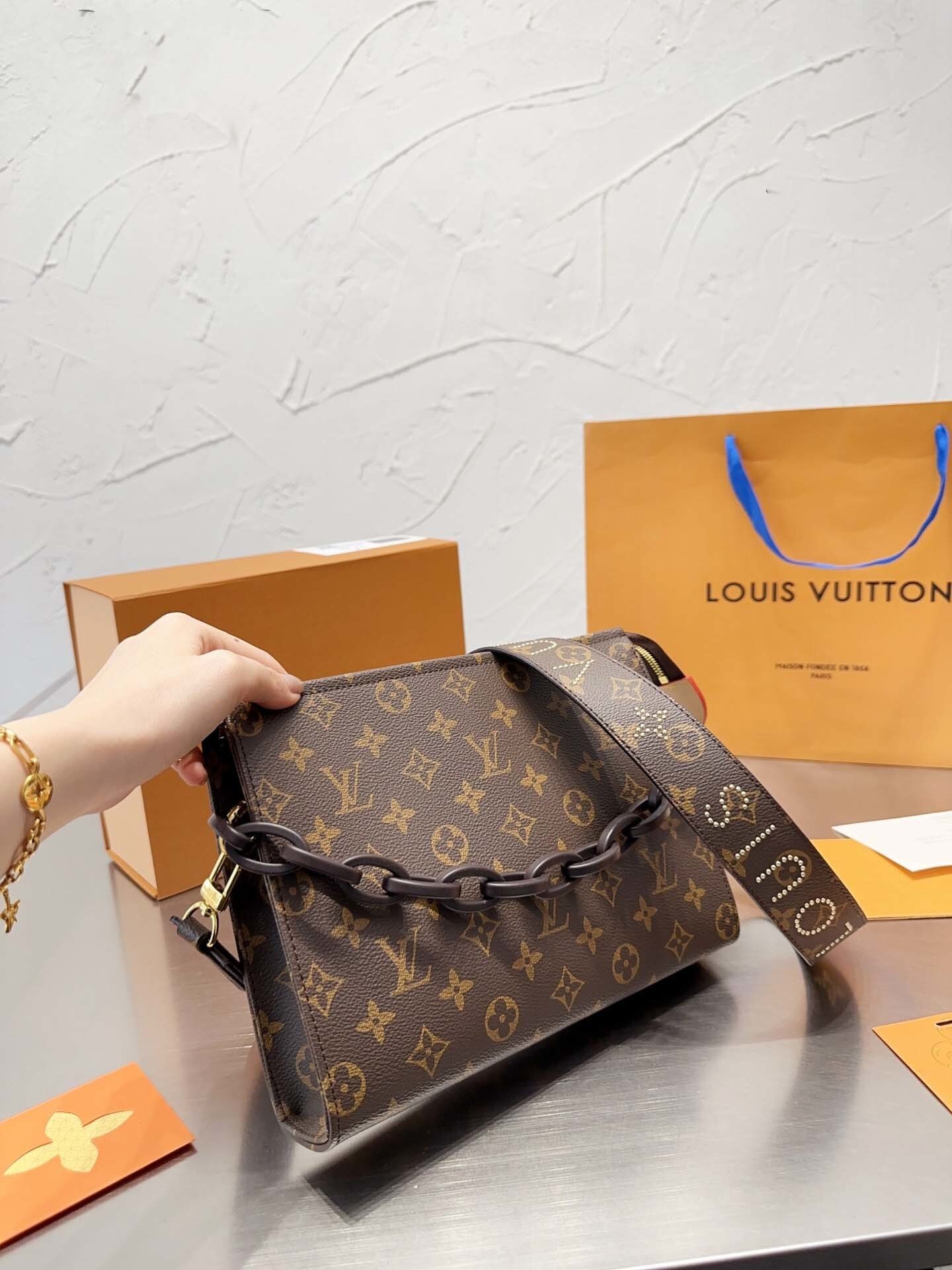 $70-LDN-318 LV gallery