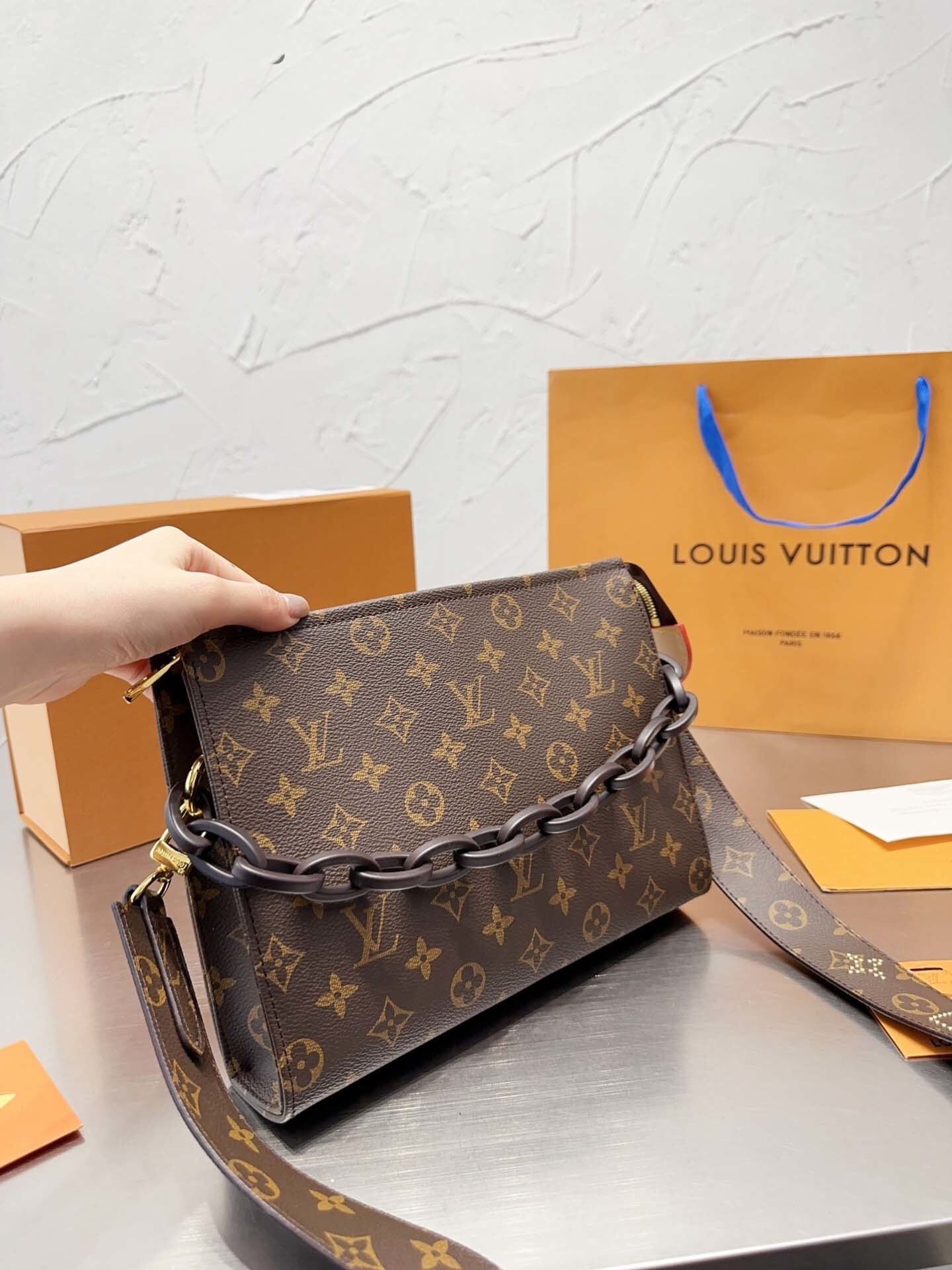 $70-LDN-318 LV gallery