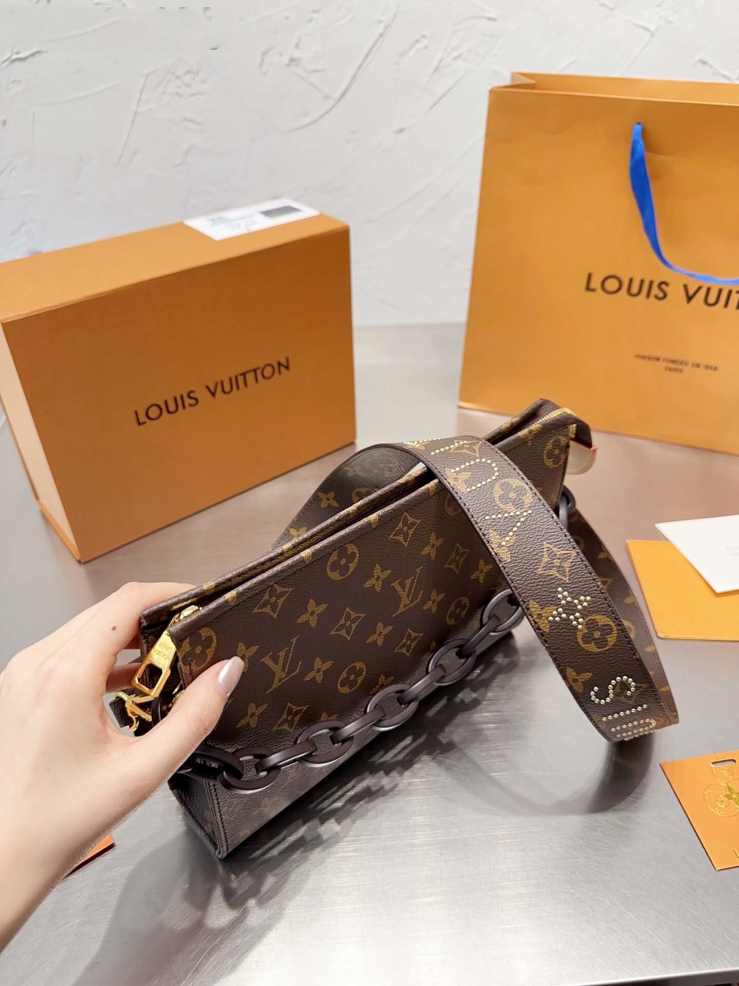 $70-LDN-318 LV gallery