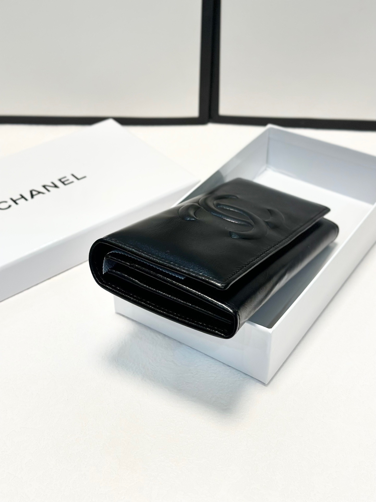 $70-LDN-362 CHA gallery