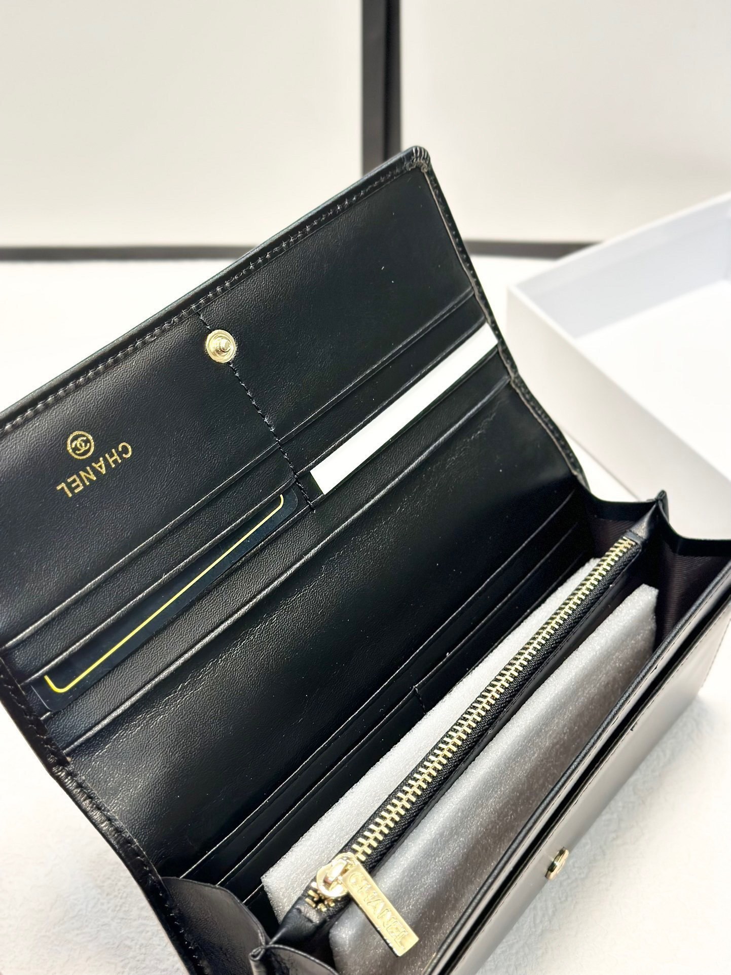 $70-LDN-362 CHA gallery