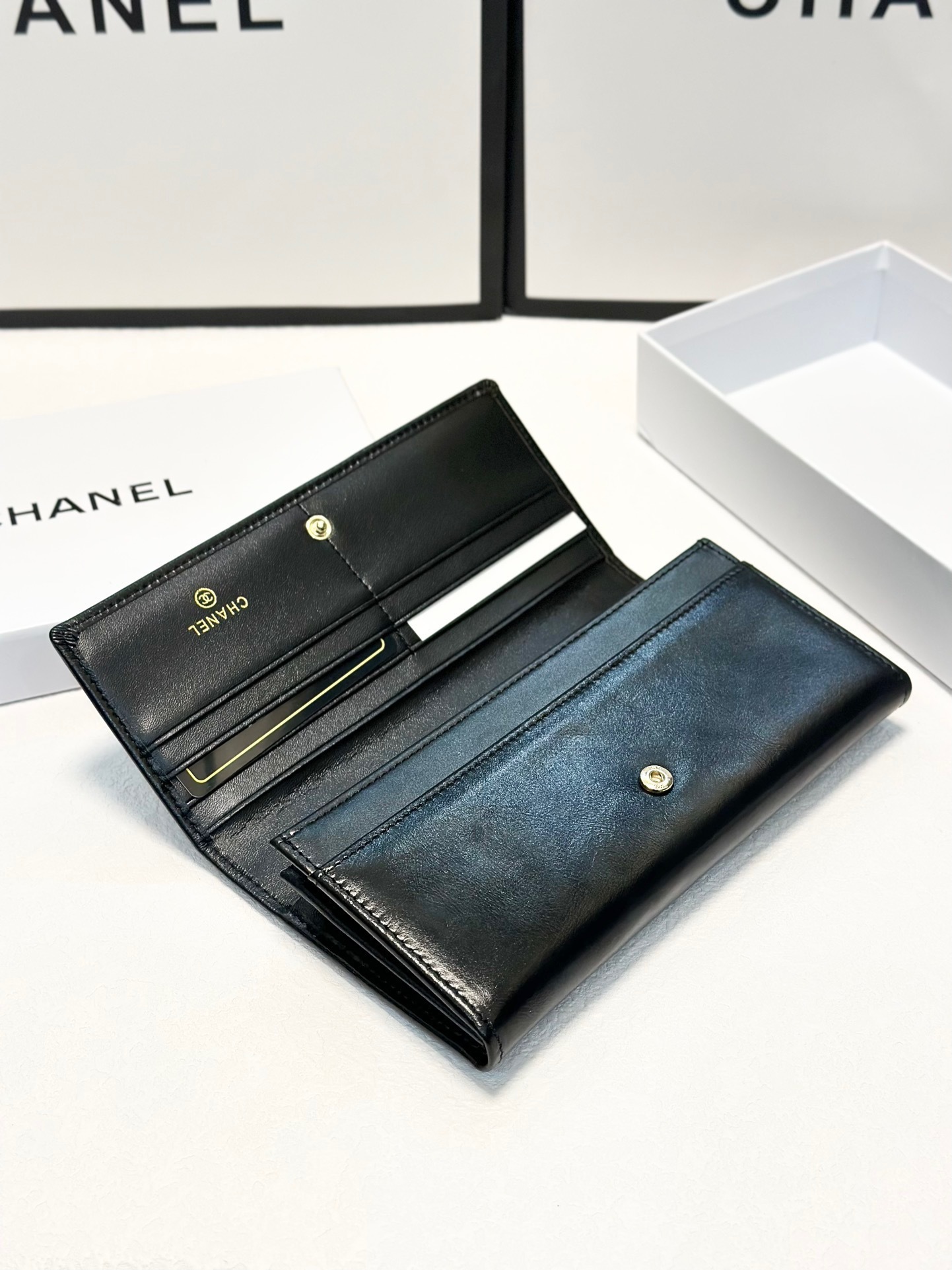 $70-LDN-362 CHA gallery