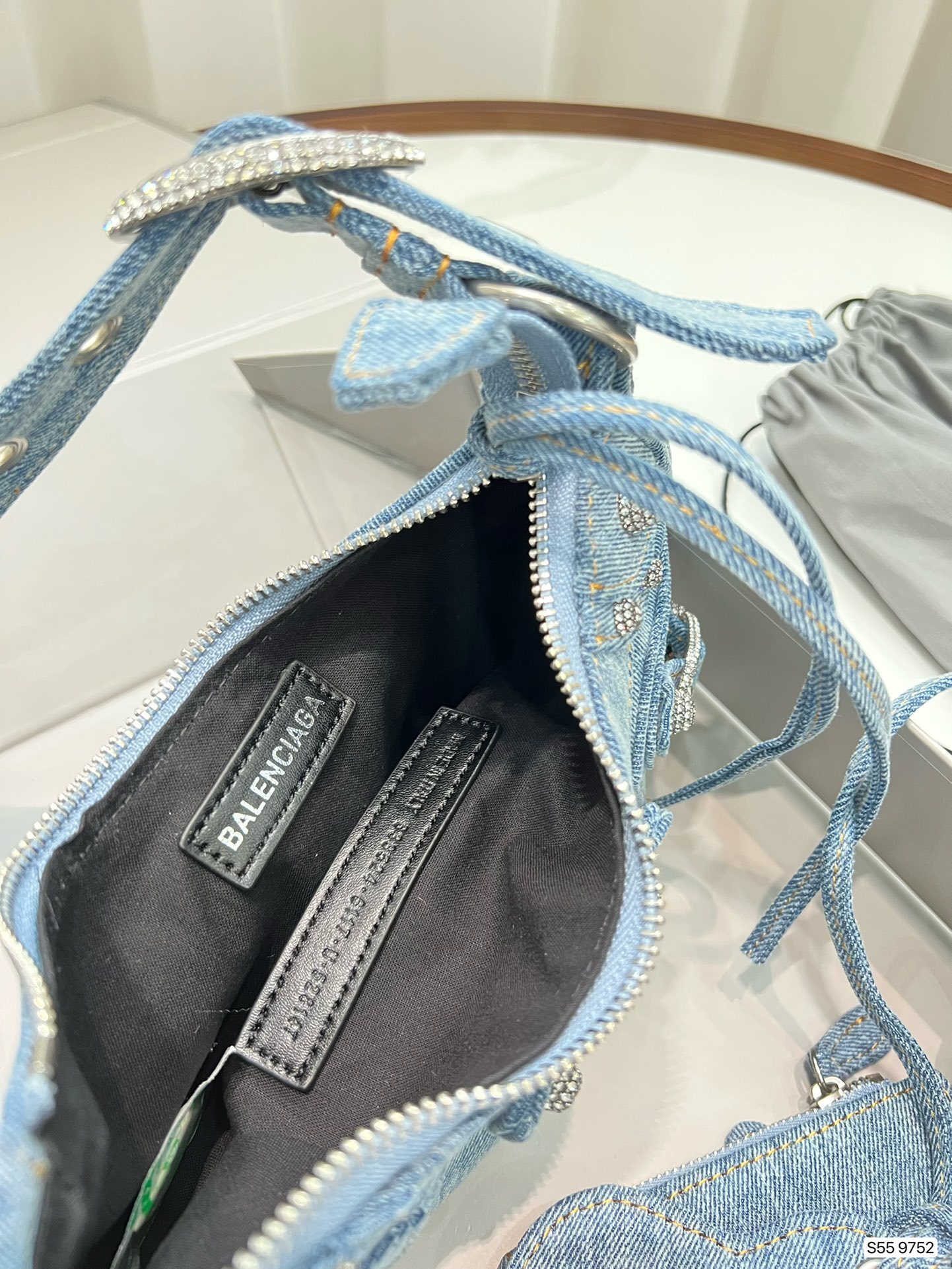 $80-LDN-661 BACGA gallery