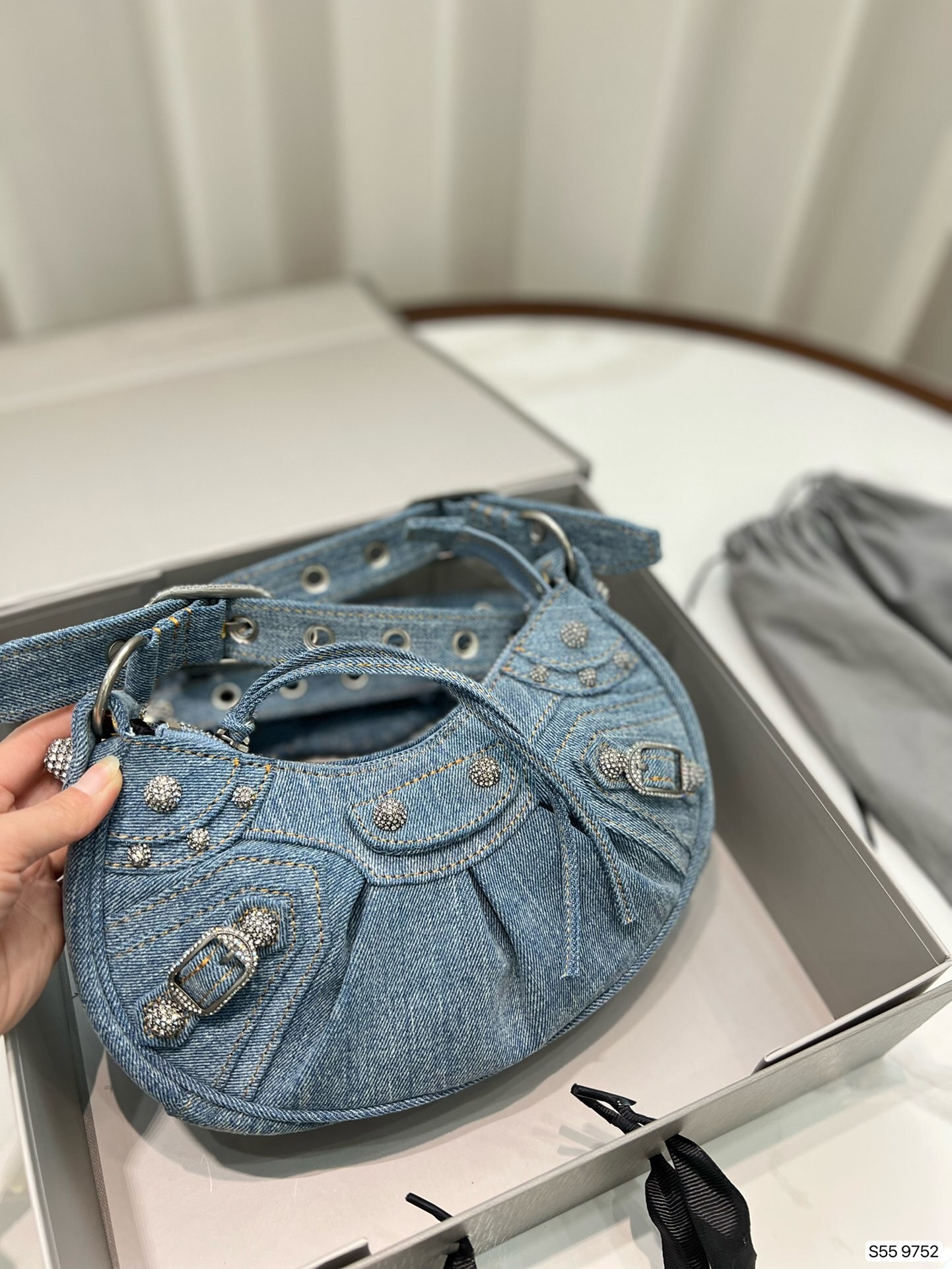 $80-LDN-661 BACGA gallery